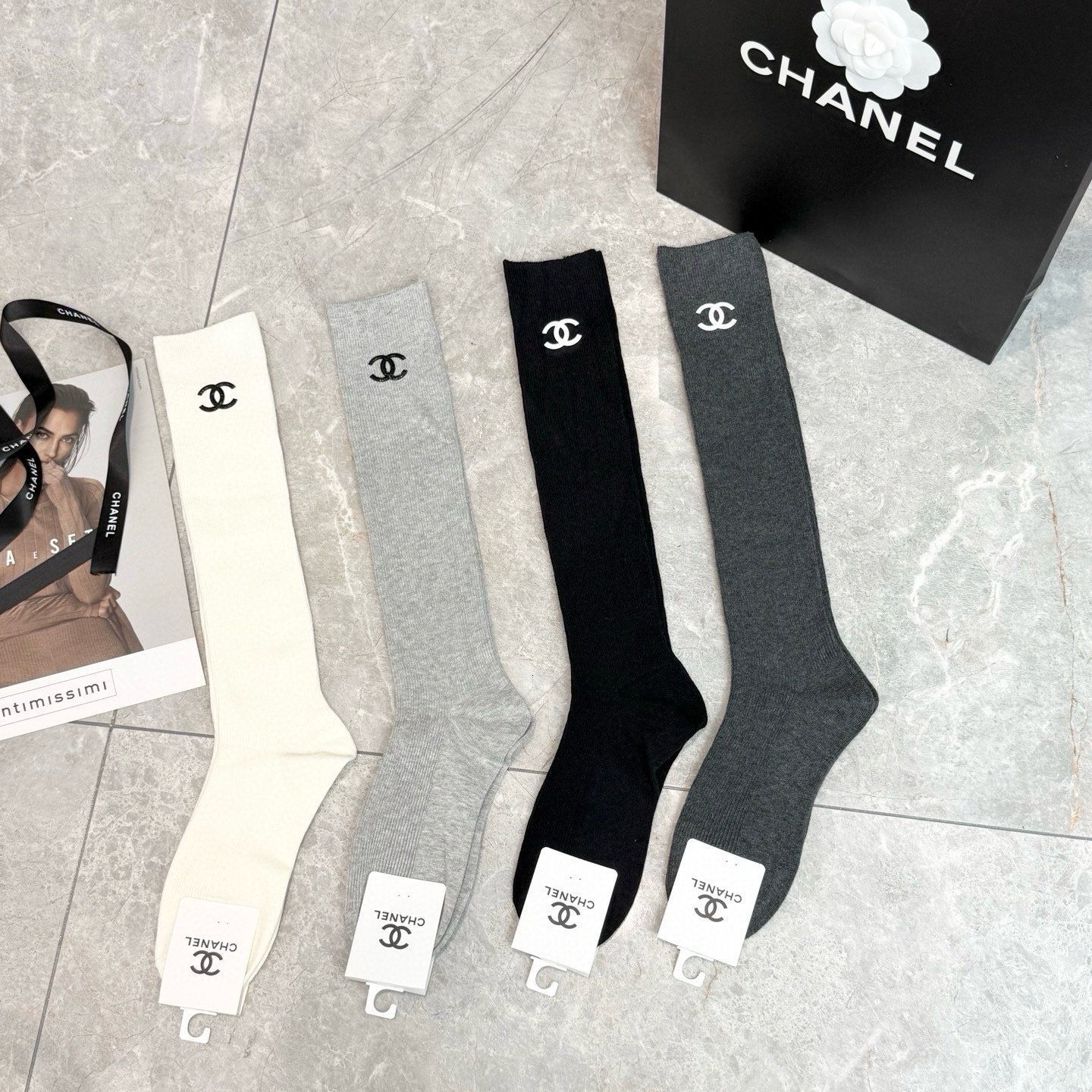 配包装【一盒四双】CHANEL· 香奈儿❗️超级爆款网红袜子❗️官网同款纯色字母小腿袜，ins明星网红推荐❗️火爆至极🔥