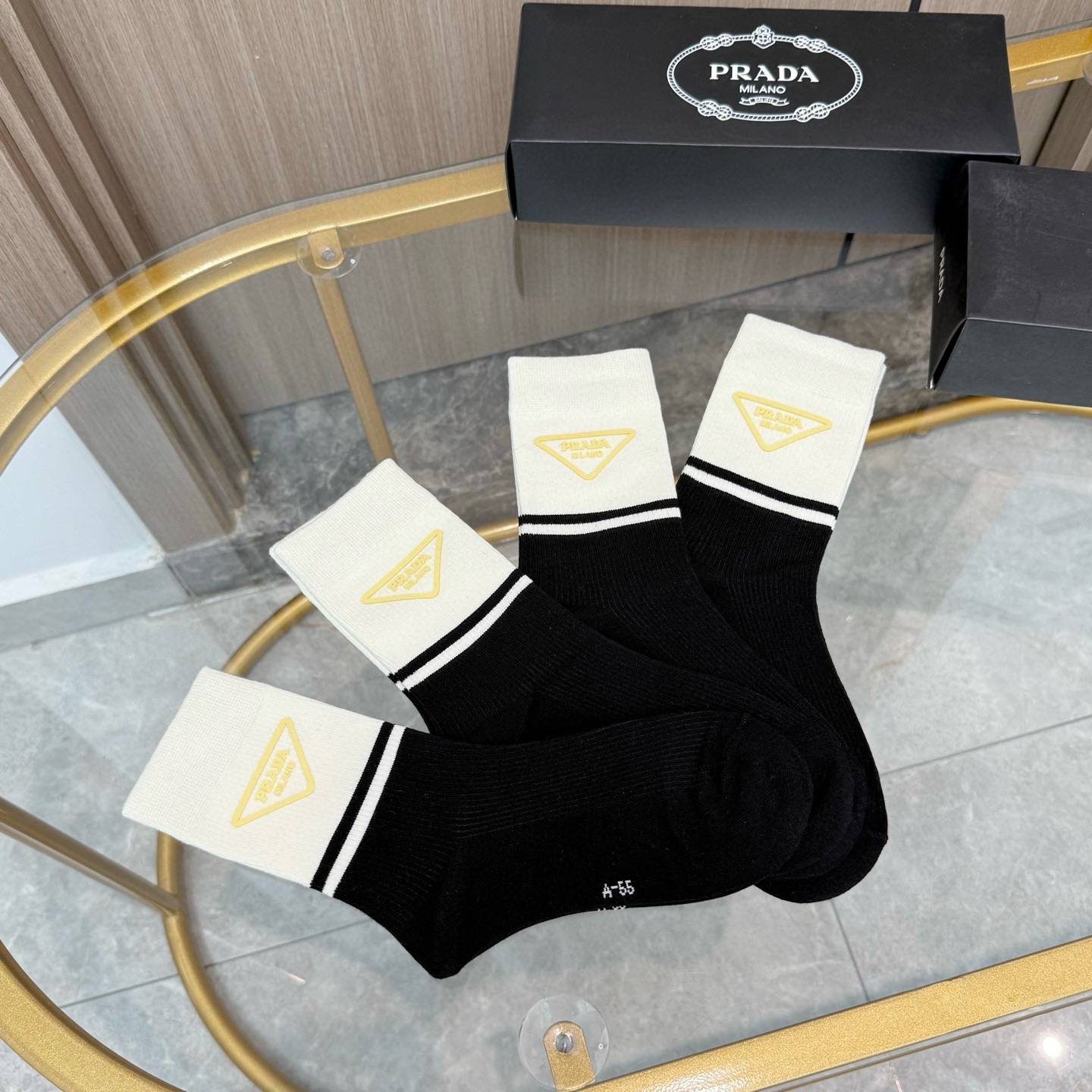 配包装【一盒四双】🌟PRADA 普拉达 爆款高筒袜🌟高版本 ～好看到爆炸 欧美大牌高筒袜🔥🌟潮人必不能少的专柜代购品质 
