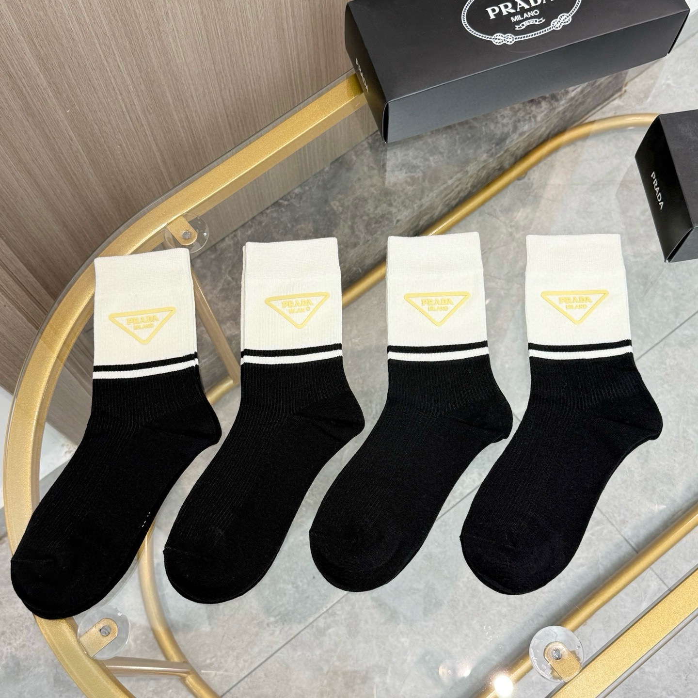 配包装【一盒四双】🌟PRADA 普拉达 爆款高筒袜🌟高版本 ～好看到爆炸 欧美大牌高筒袜🔥🌟潮人必不能少的专柜代购品质 