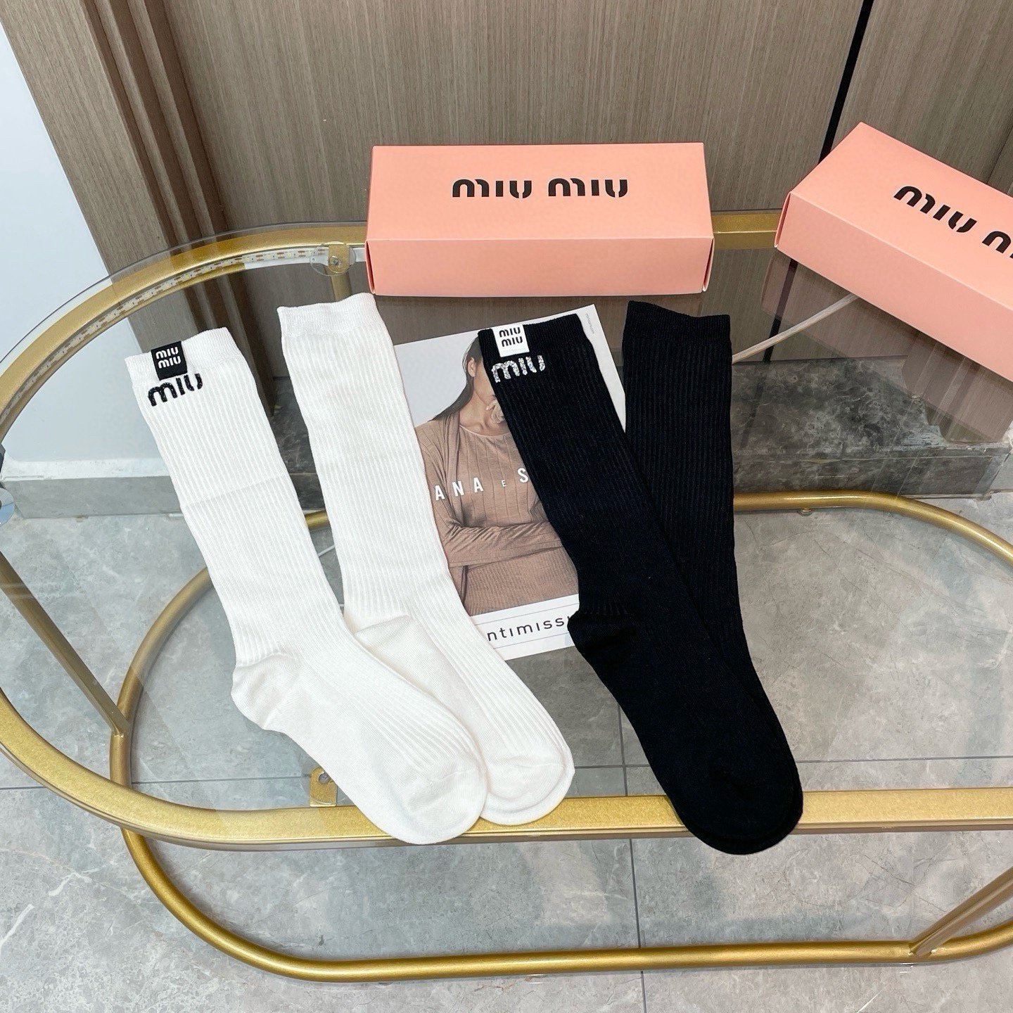 配包装【一盒二双】MIUMIU · 缪缪❗️超级爆款网红袜子❗️M家官网同步针织字母小腿袜，ins明星网红推荐❗️火爆至