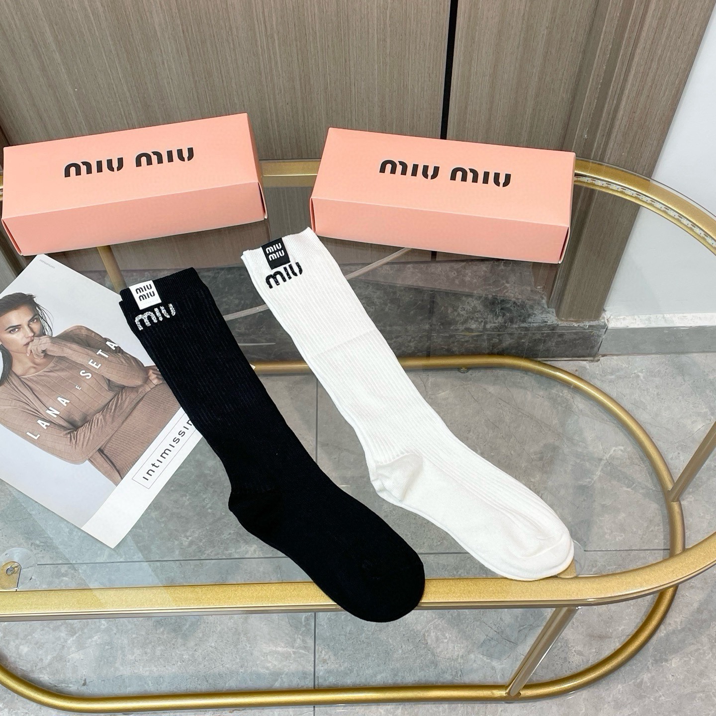 配包装【一盒二双】MIUMIU · 缪缪❗️超级爆款网红袜子❗️M家官网同步针织字母小腿袜，ins明星网红推荐❗️火爆至