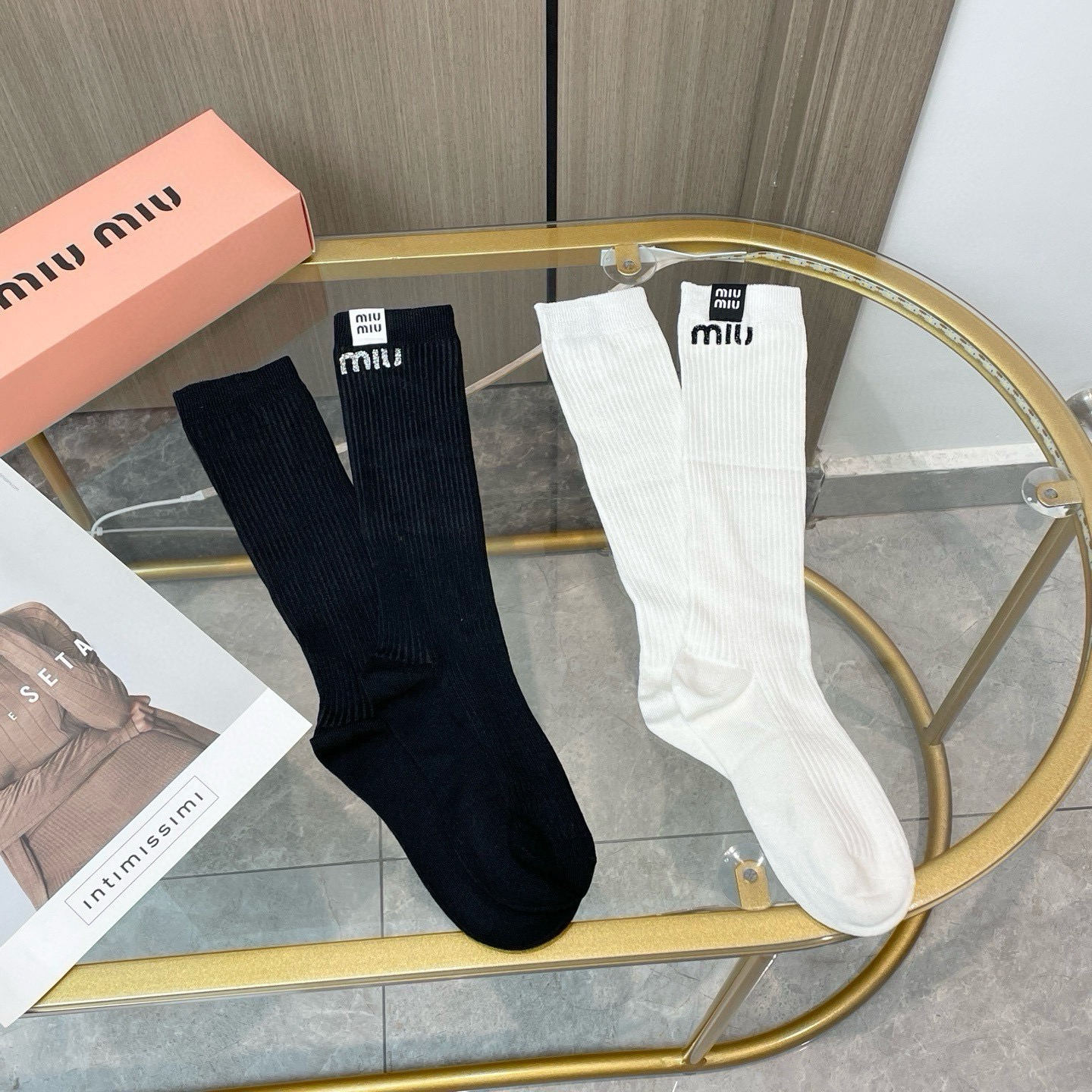 配包装【一盒二双】MIUMIU · 缪缪❗️超级爆款网红袜子❗️M家官网同步针织字母小腿袜，ins明星网红推荐❗️火爆至