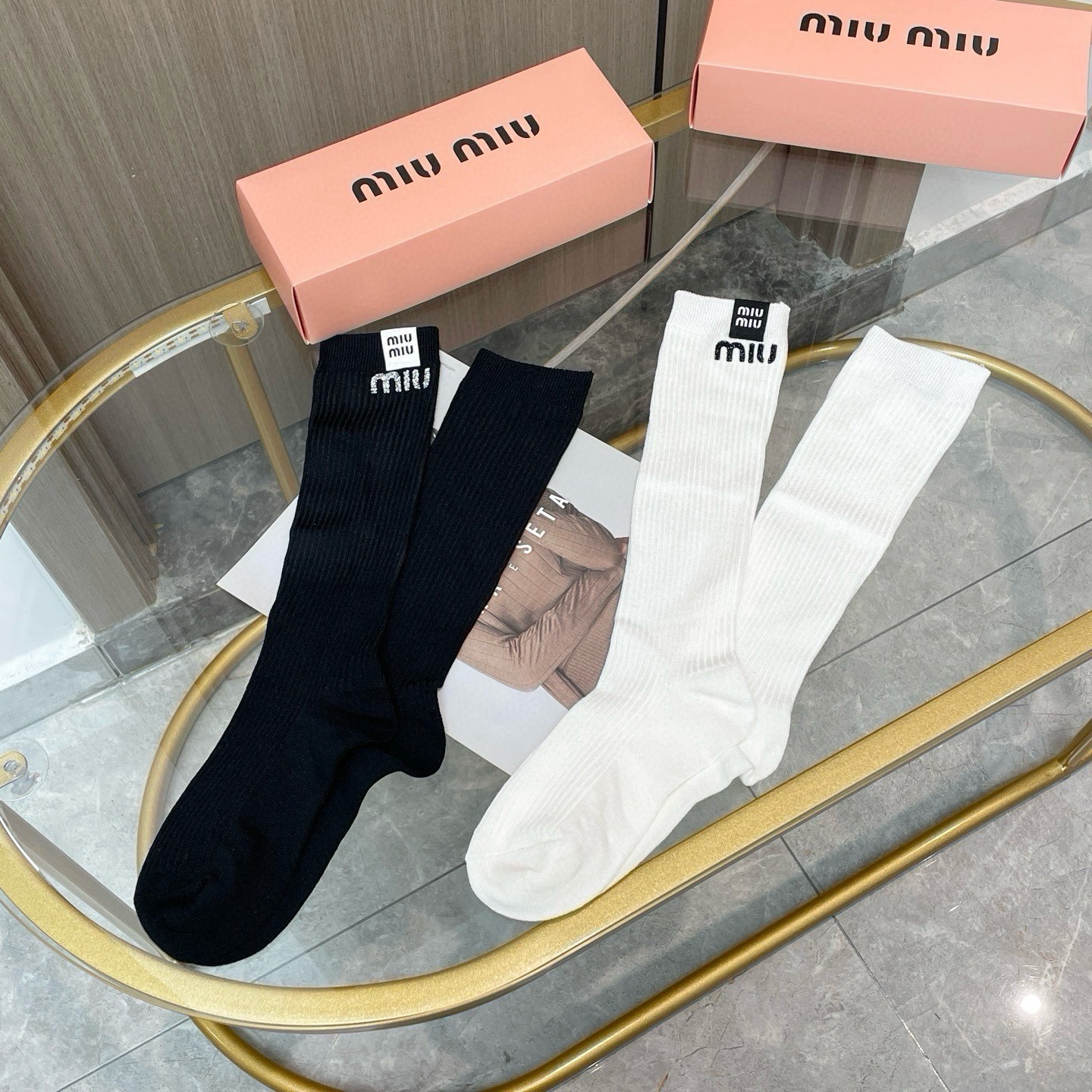 配包装【一盒二双】MIUMIU · 缪缪❗️超级爆款网红袜子❗️M家官网同步针织字母小腿袜，ins明星网红推荐❗️火爆至