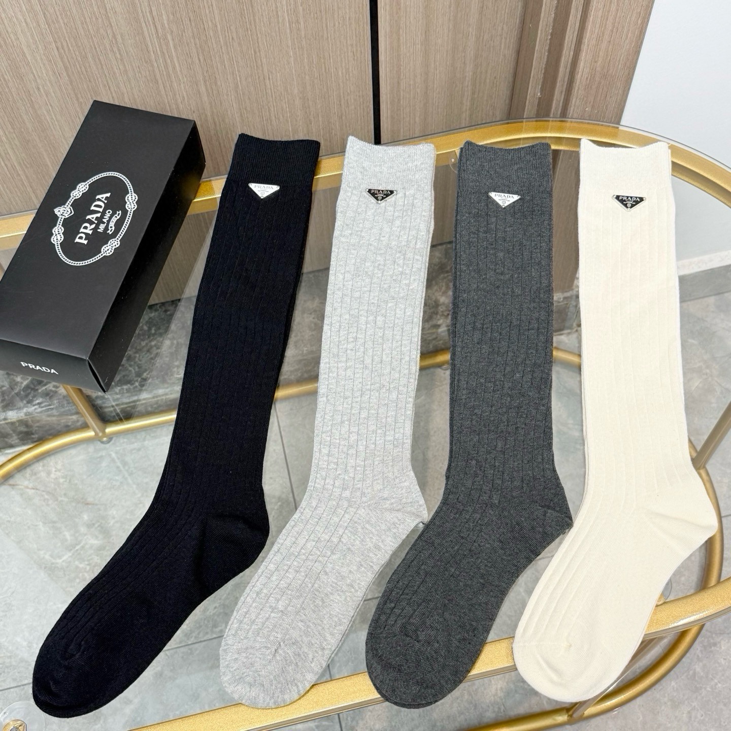 配包装【一盒四双】PRADA · 普拉达❗️超级爆款网红袜子❗️官网同步三角形饰品字母小腿袜，ins明星网红推荐❗️火爆
