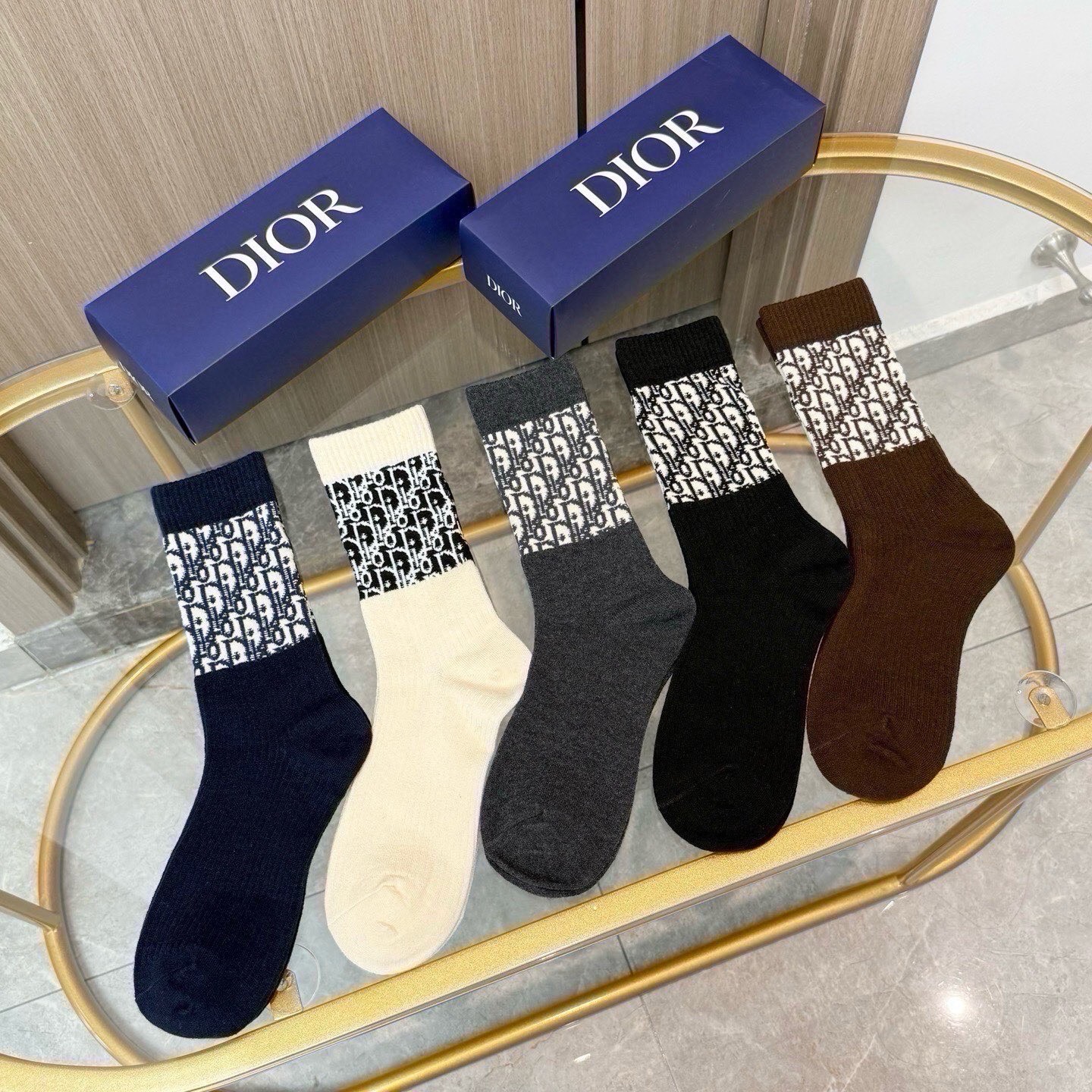 配包装【一盒五双】DIOR 迪奥高版本 ～好看到爆炸 Dior 袜子🔥提花羊绒袜，超软糯。潮人必不能少的 Dior 专柜