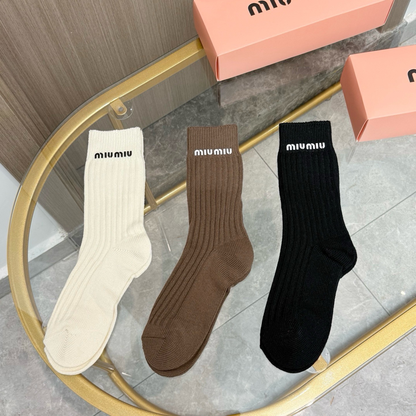 配包装【一盒三双】miumiu · 缪缪❗️高品质🔥超级爆款网红袜子❗️miu家官网同步饰品字母中筒袜，ins明星网红推