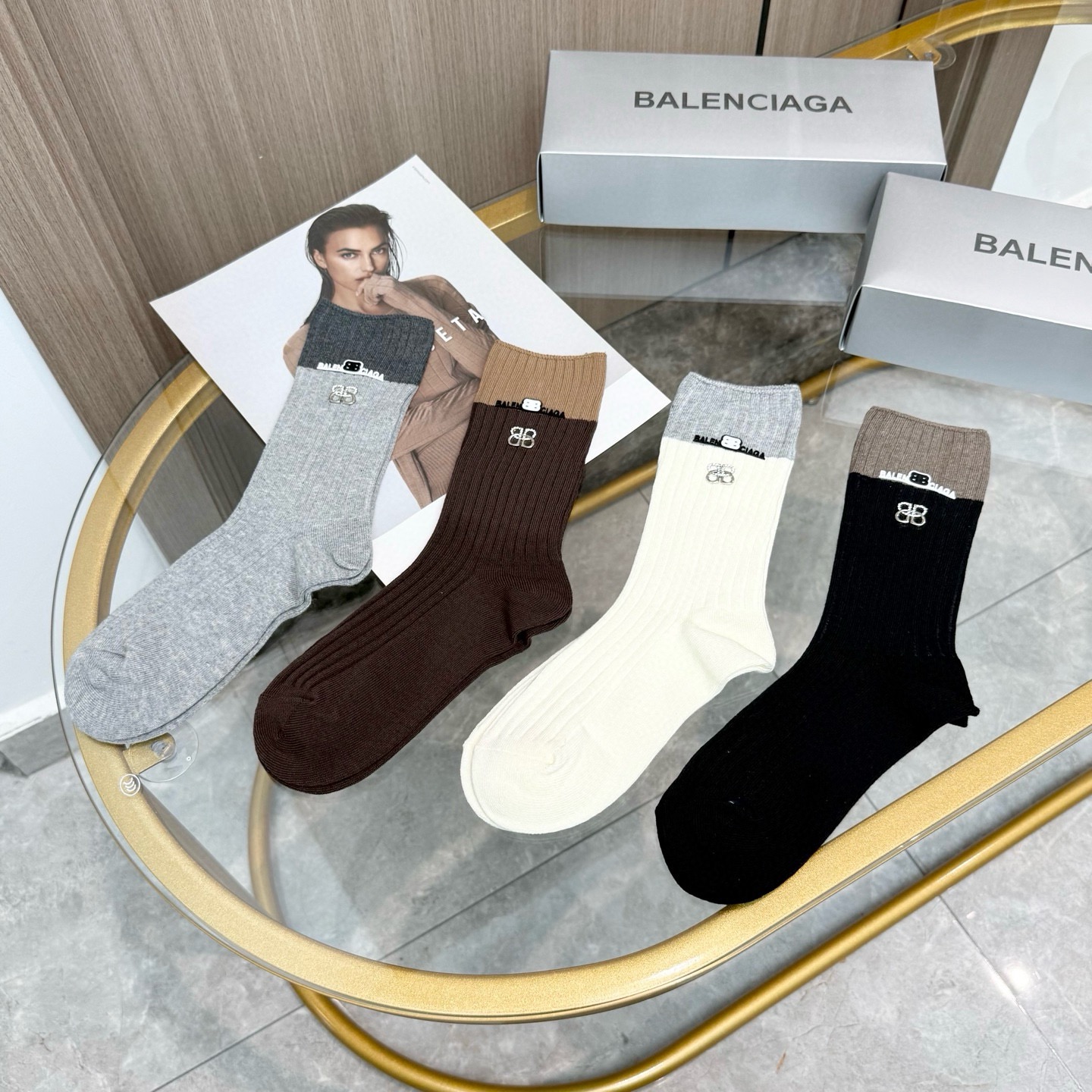 配包装【一盒四双】BALENCIAGA · 巴黎世家 ❗️超级爆款网红袜子 巴黎家官网同步硅胶字母小腿袜，ins明星网红