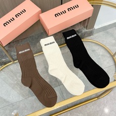配包装【一盒三双】miumiu · 缪缪❗️高品质🔥超级爆款网红袜子❗️miu家官网同步饰品字母中筒袜,ins明星网红推 配包装【一盒三双】miumiu · 缪缪❗️高品质🔥超级爆款网红袜子❗️miu家官网同步饰品字母中筒袜,ins明星网红推