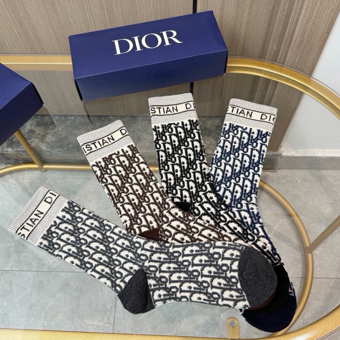 配包装【一盒四双】DIOR 迪奥高版本 ～好看到爆炸 Dior 袜子🔥羊绒袜，超软糯。潮人必不能少的 Dior 专柜代购