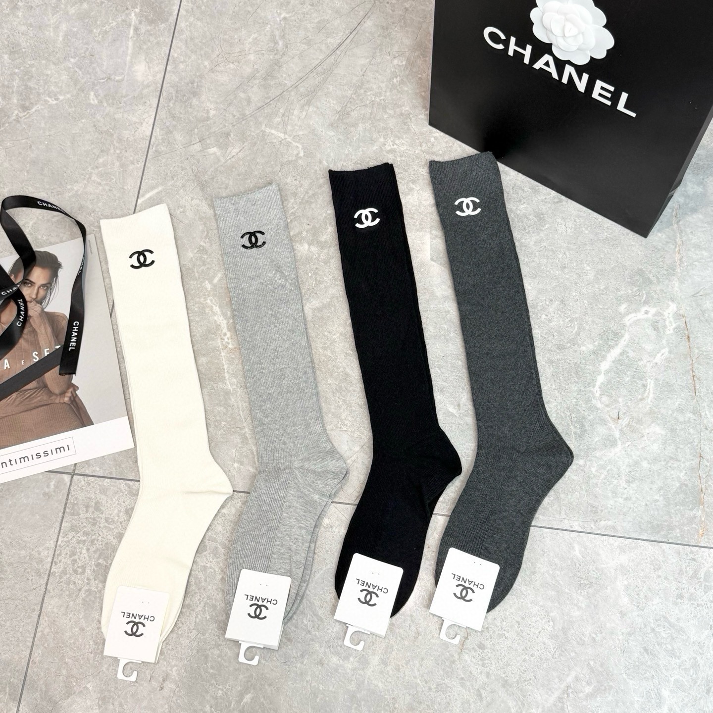 配包装【一盒四双】CHANEL· 香奈儿❗️超级爆款网红袜子❗️官网同款纯色字母小腿袜，ins明星网红推荐❗️火爆至极🔥
