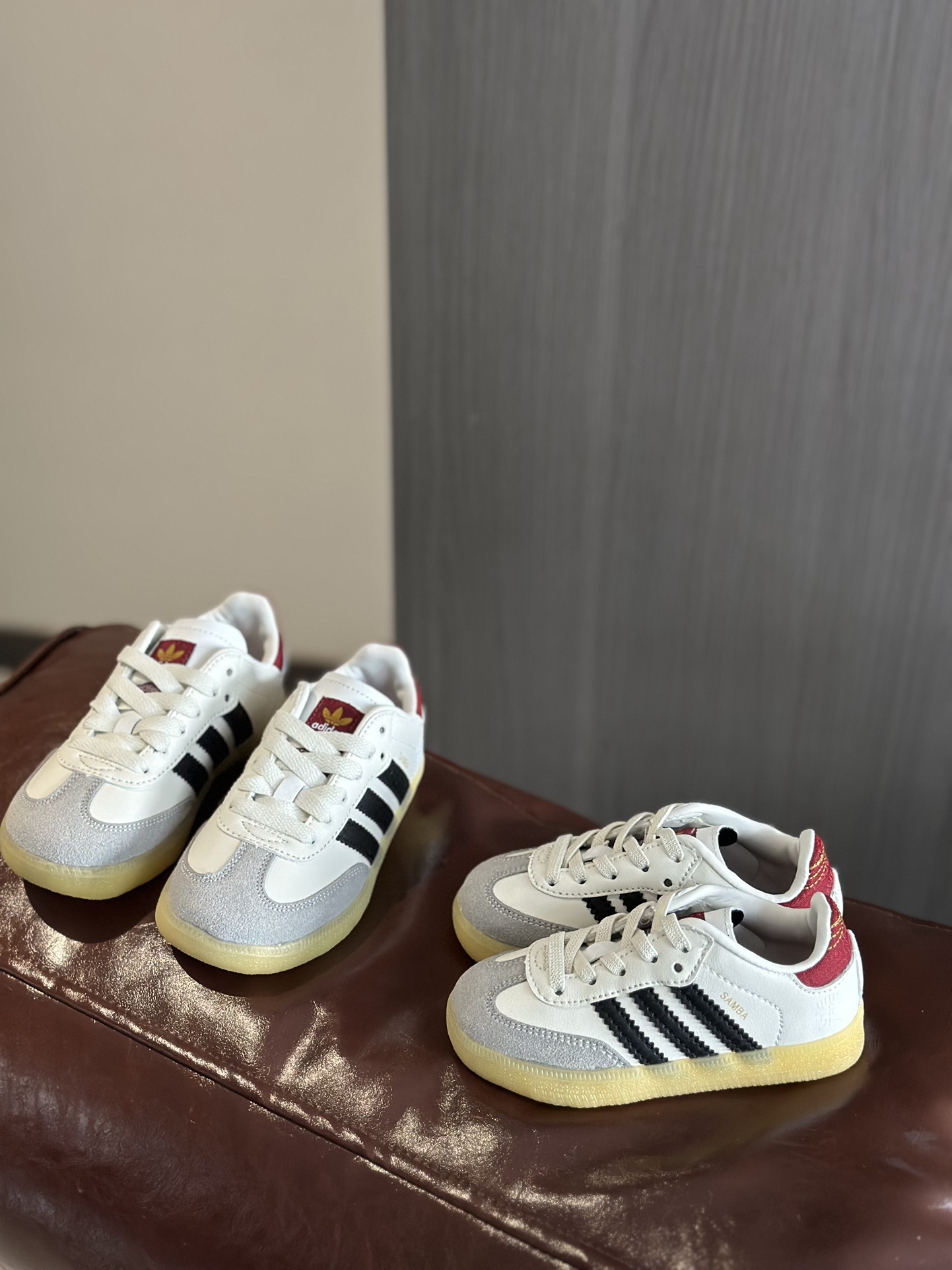 📣 德训联名儿童休闲鞋 尺码：22-37码 爱惨了德训系列🆕 新工厂新工艺新配色👏🏻 优质皮料拼接，质感满满💯 耐磨防滑大底，脚感超赞👍🏻 肯定给你同等品质的最低价！绝对性价比之王-选品中心