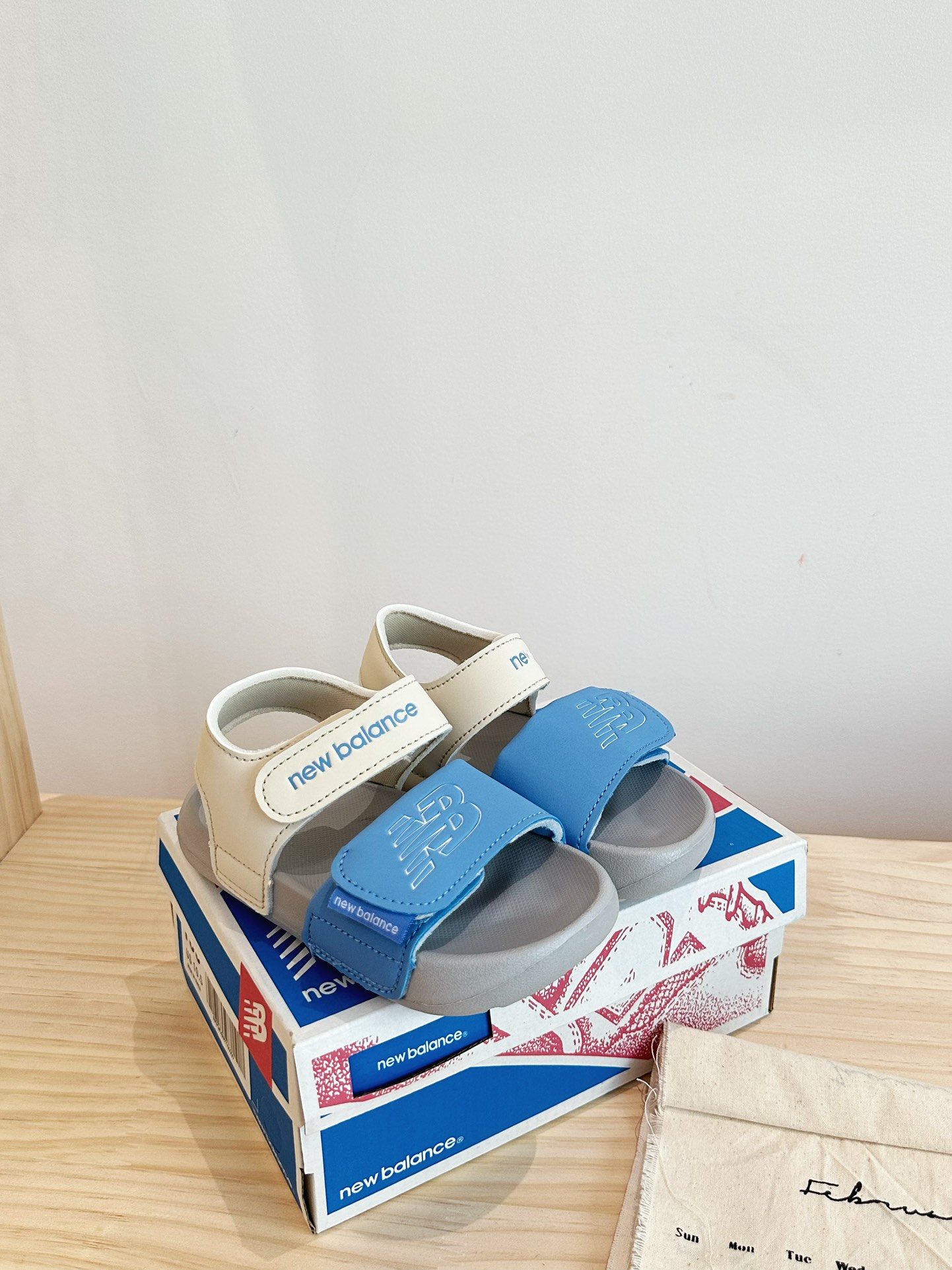 NO:337776,NB new open-toe children's Velcro sandals size 22.5-37, the counter synchronizes the new Velcro design, easy to put on and take off, ultra-light EVA outsole, excellent foot feeling, slippers, sandals, sandals, slippers,19860909NB新款露趾儿童魔术贴凉鞋22.5-37码 专柜同步新款 魔术贴设计,穿脱方便 超轻EVA大底,脚感超赞,拖鞋，凉鞋,sandals,slippers,,Children's