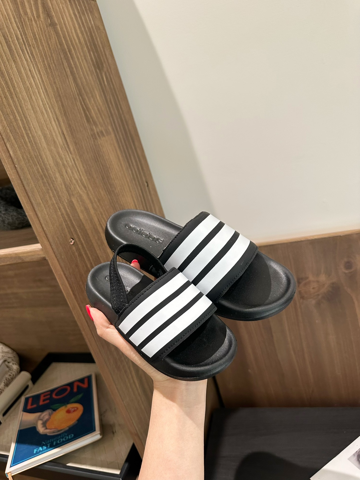 图片[5]-舒适度与颜值并存 一脚下去软到我心尖🉑️ 走哪穿哪 请把这双拖鞋直接焊脚上！！ 2025新款阿迪儿童一脚蹬拖鞋凉鞋亲子鞋沙滩鞋 尺码：22–35 童鞋 36-39码 百搭又不失时尚的三条纹 透气性强 舒适不闷脚☁️ 橡胶耐磨防滑大底，脚感超赞👍🏻 鞋底不薄不厚刚刚好哦 脚踩着的地方全部都是软软的哦 很适合你们暑假暴走-选品中心