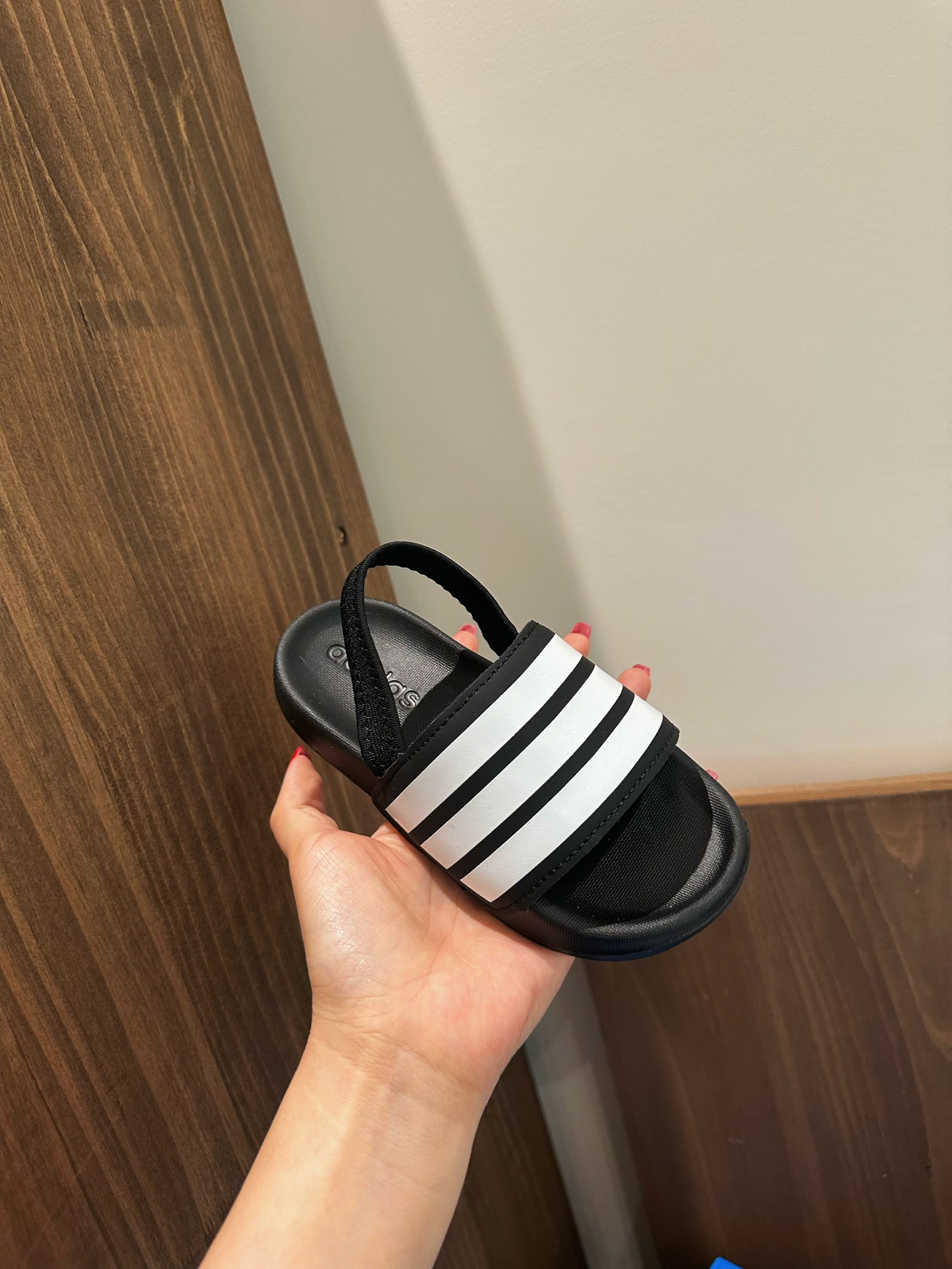图片[4]-舒适度与颜值并存 一脚下去软到我心尖🉑️ 走哪穿哪 请把这双拖鞋直接焊脚上！！ 2025新款阿迪儿童一脚蹬拖鞋凉鞋亲子鞋沙滩鞋 尺码：22–35 童鞋 36-39码 百搭又不失时尚的三条纹 透气性强 舒适不闷脚☁️ 橡胶耐磨防滑大底，脚感超赞👍🏻 鞋底不薄不厚刚刚好哦 脚踩着的地方全部都是软软的哦 很适合你们暑假暴走-选品中心