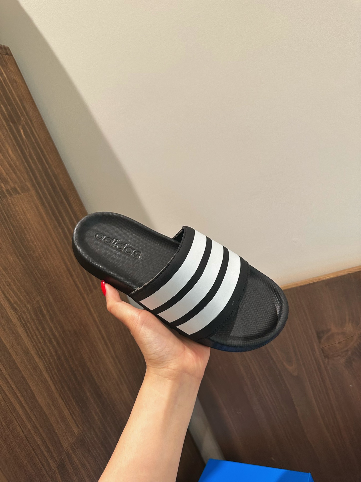 舒适度与颜值并存 一脚下去软到我心尖🉑️ 走哪穿哪 请把这双拖鞋直接焊脚上!! 2025新款阿迪儿童一脚蹬拖鞋凉鞋亲子鞋沙滩鞋 尺码:22–35 童鞋 36-39码 百搭又不失时尚的三条纹 透气性强 舒适不闷脚☁️ 橡胶耐磨防滑大底,脚感超赞👍🏻 鞋底不薄不厚刚刚好哦 脚踩着的地方全部都是软软的哦 很适合你们暑假暴走-选品中心
