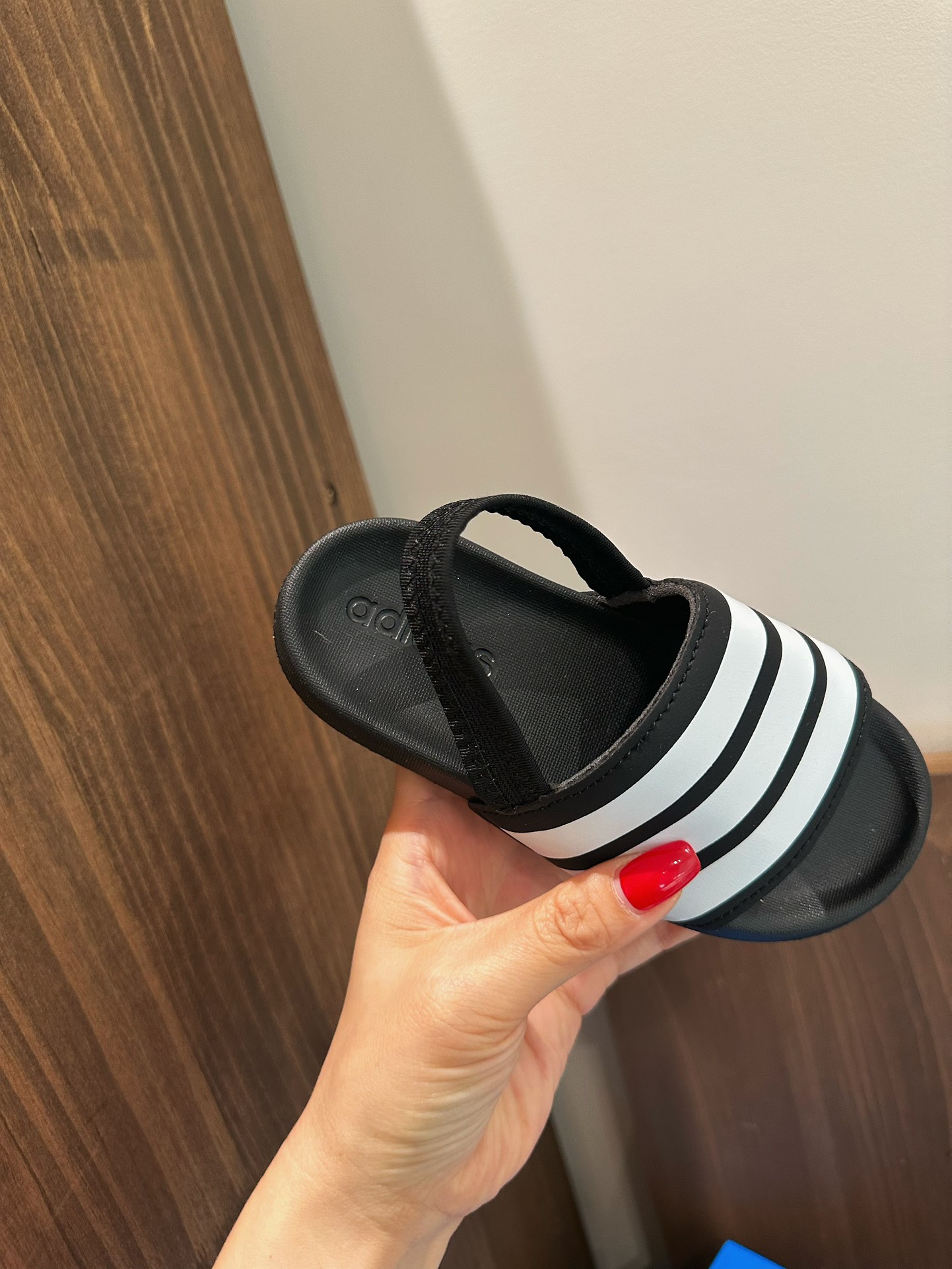 图片[3]-舒适度与颜值并存 一脚下去软到我心尖🉑️ 走哪穿哪 请把这双拖鞋直接焊脚上！！ 2025新款阿迪儿童一脚蹬拖鞋凉鞋亲子鞋沙滩鞋 尺码：22–35 童鞋 36-39码 百搭又不失时尚的三条纹 透气性强 舒适不闷脚☁️ 橡胶耐磨防滑大底，脚感超赞👍🏻 鞋底不薄不厚刚刚好哦 脚踩着的地方全部都是软软的哦 很适合你们暑假暴走-选品中心