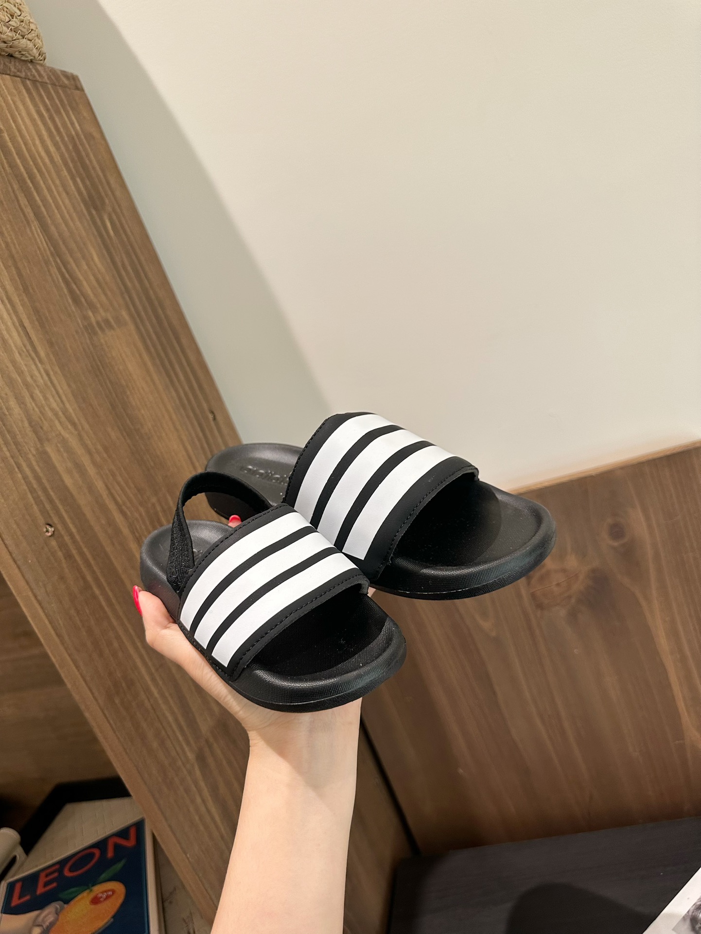 图片[7]-舒适度与颜值并存 一脚下去软到我心尖🉑️ 走哪穿哪 请把这双拖鞋直接焊脚上！！ 2025新款阿迪儿童一脚蹬拖鞋凉鞋亲子鞋沙滩鞋 尺码：22–35 童鞋 36-39码 百搭又不失时尚的三条纹 透气性强 舒适不闷脚☁️ 橡胶耐磨防滑大底，脚感超赞👍🏻 鞋底不薄不厚刚刚好哦 脚踩着的地方全部都是软软的哦 很适合你们暑假暴走-选品中心