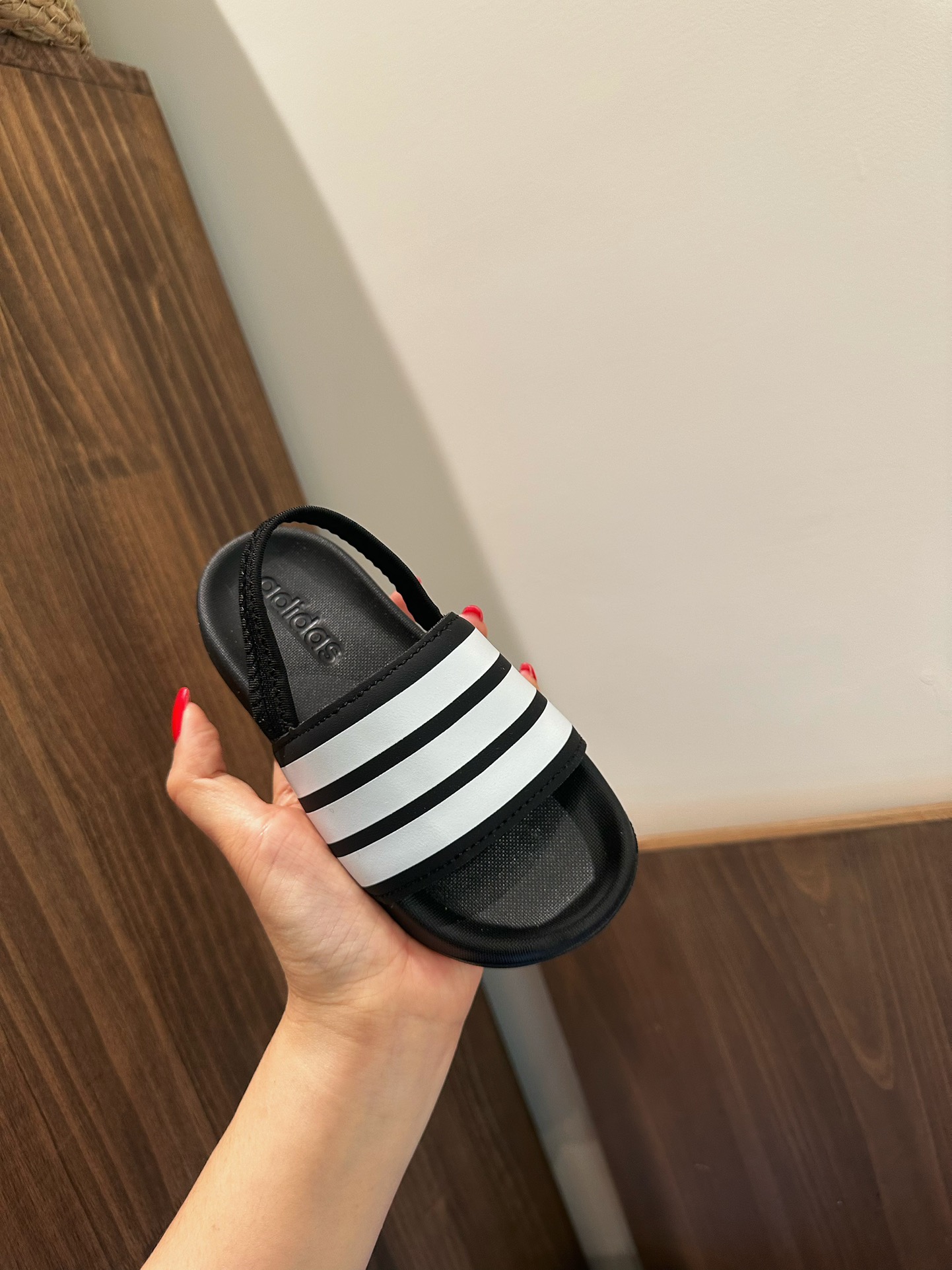 图片[2]-舒适度与颜值并存 一脚下去软到我心尖🉑️ 走哪穿哪 请把这双拖鞋直接焊脚上！！ 2025新款阿迪儿童一脚蹬拖鞋凉鞋亲子鞋沙滩鞋 尺码：22–35 童鞋 36-39码 百搭又不失时尚的三条纹 透气性强 舒适不闷脚☁️ 橡胶耐磨防滑大底，脚感超赞👍🏻 鞋底不薄不厚刚刚好哦 脚踩着的地方全部都是软软的哦 很适合你们暑假暴走-选品中心