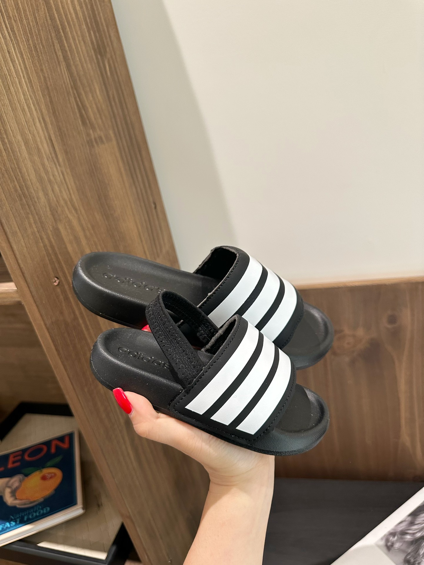 图片[6]-舒适度与颜值并存 一脚下去软到我心尖🉑️ 走哪穿哪 请把这双拖鞋直接焊脚上！！ 2025新款阿迪儿童一脚蹬拖鞋凉鞋亲子鞋沙滩鞋 尺码：22–35 童鞋 36-39码 百搭又不失时尚的三条纹 透气性强 舒适不闷脚☁️ 橡胶耐磨防滑大底，脚感超赞👍🏻 鞋底不薄不厚刚刚好哦 脚踩着的地方全部都是软软的哦 很适合你们暑假暴走-选品中心