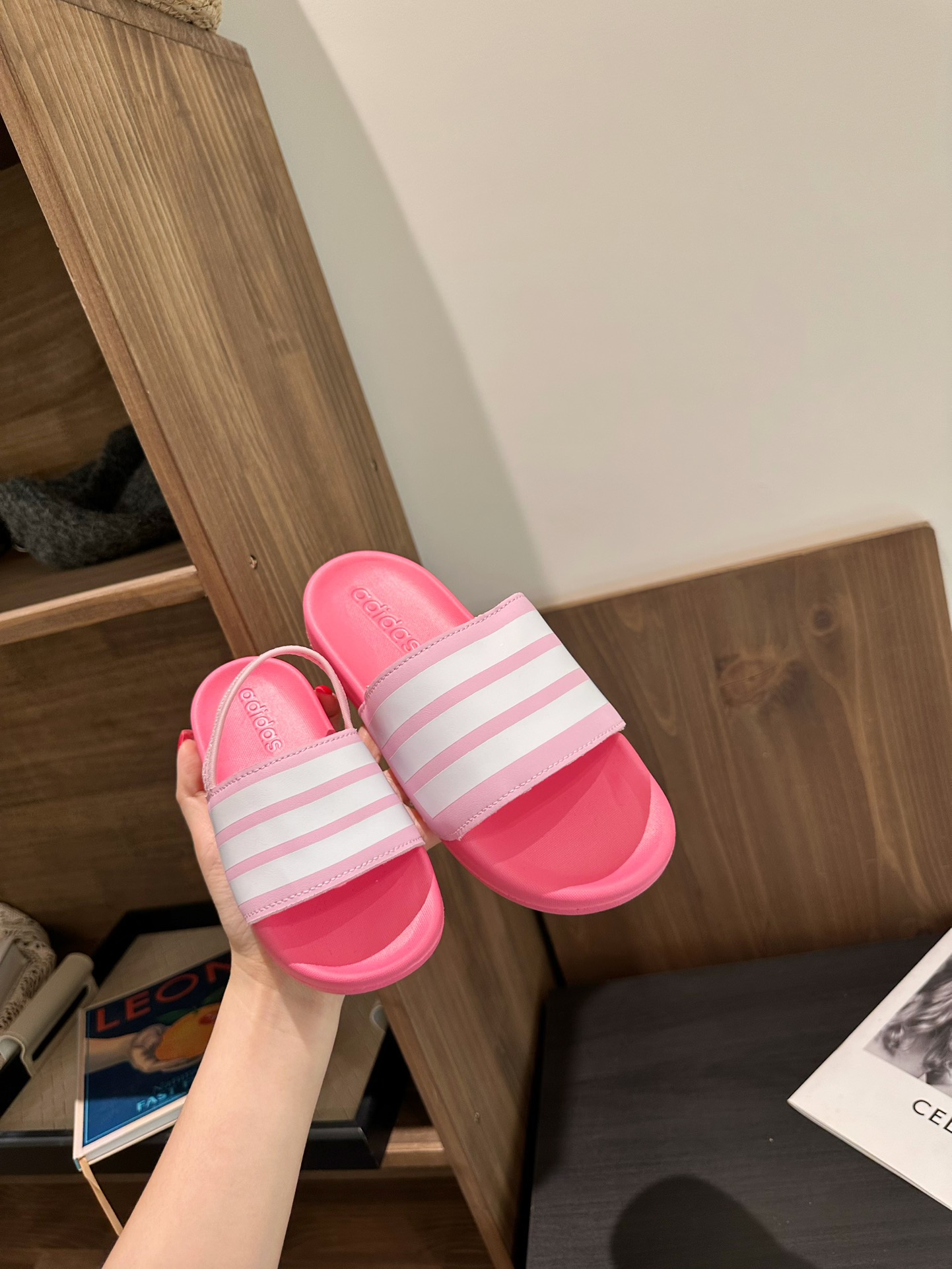 图片[8]-2025新款阿迪儿童一脚蹬拖鞋凉鞋亲子鞋沙滩鞋 尺码：22–35 童鞋 36-39码 百搭又不失时尚的三条纹 透气性强 舒适不闷脚☁️ 橡胶耐磨防滑大底，脚感超赞👍🏻 鞋底不薄不厚刚刚好哦 脚踩着的地方全部都是软软的哦 很适合你们暑假暴走 哪个夏天不穿拖鞋?? 夏天最百搭舒服的鞋子 真的超舒服 晚上出去买个东西 或者逛个超市啥的 又好看又舒服-选品中心