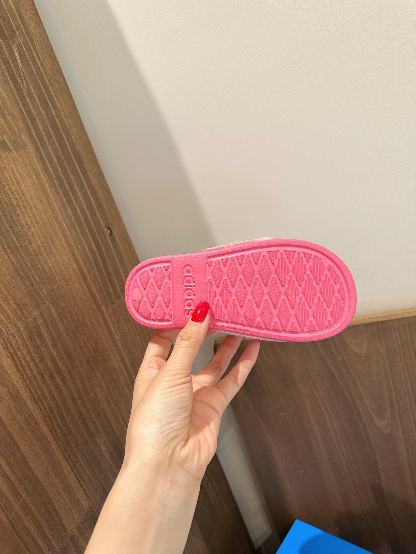 图片[6]-2025新款阿迪儿童一脚蹬拖鞋凉鞋亲子鞋沙滩鞋 尺码：22–35 童鞋 36-39码 百搭又不失时尚的三条纹 透气性强 舒适不闷脚☁️ 橡胶耐磨防滑大底，脚感超赞👍🏻 鞋底不薄不厚刚刚好哦 脚踩着的地方全部都是软软的哦 很适合你们暑假暴走 哪个夏天不穿拖鞋?? 夏天最百搭舒服的鞋子 真的超舒服 晚上出去买个东西 或者逛个超市啥的 又好看又舒服-选品中心