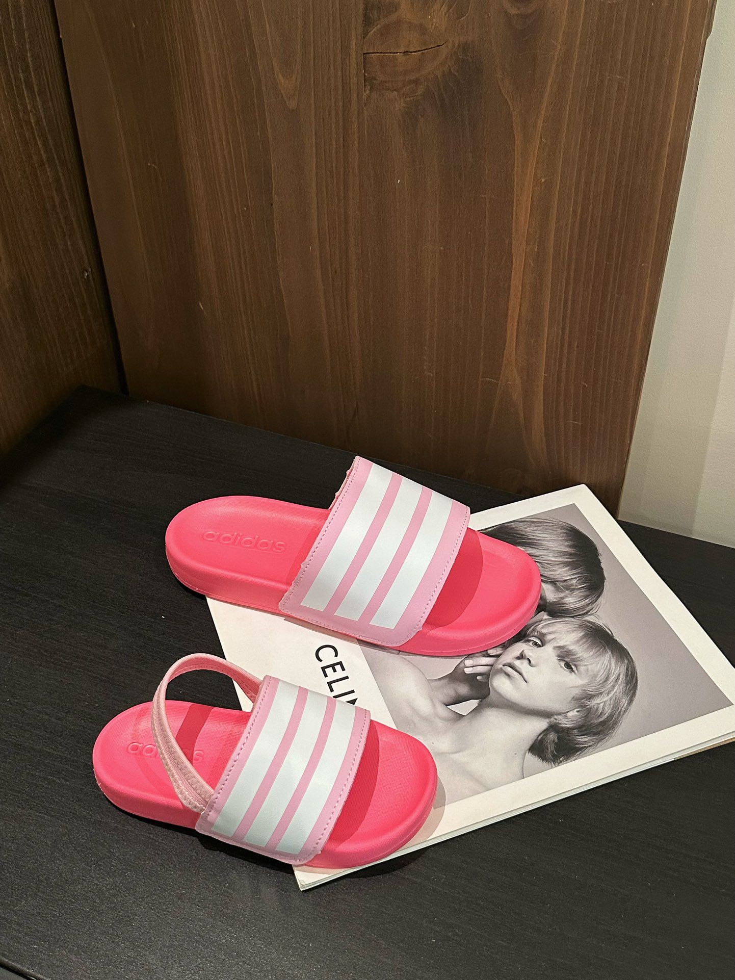 图片[9]-2025新款阿迪儿童一脚蹬拖鞋凉鞋亲子鞋沙滩鞋 尺码：22–35 童鞋 36-39码 百搭又不失时尚的三条纹 透气性强 舒适不闷脚☁️ 橡胶耐磨防滑大底，脚感超赞👍🏻 鞋底不薄不厚刚刚好哦 脚踩着的地方全部都是软软的哦 很适合你们暑假暴走 哪个夏天不穿拖鞋?? 夏天最百搭舒服的鞋子 真的超舒服 晚上出去买个东西 或者逛个超市啥的 又好看又舒服-选品中心