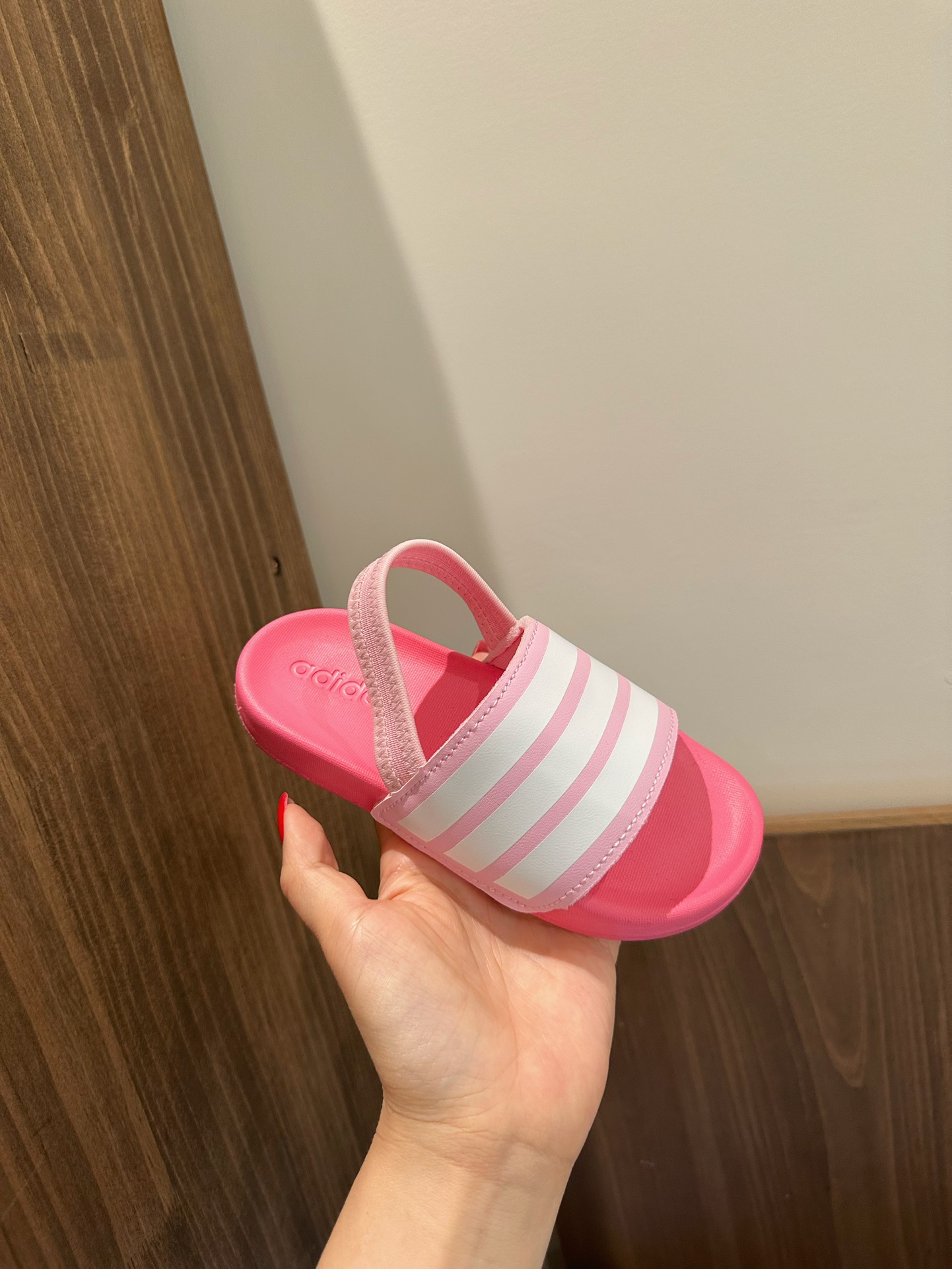 图片[7]-2025新款阿迪儿童一脚蹬拖鞋凉鞋亲子鞋沙滩鞋 尺码：22–35 童鞋 36-39码 百搭又不失时尚的三条纹 透气性强 舒适不闷脚☁️ 橡胶耐磨防滑大底，脚感超赞👍🏻 鞋底不薄不厚刚刚好哦 脚踩着的地方全部都是软软的哦 很适合你们暑假暴走 哪个夏天不穿拖鞋?? 夏天最百搭舒服的鞋子 真的超舒服 晚上出去买个东西 或者逛个超市啥的 又好看又舒服-选品中心