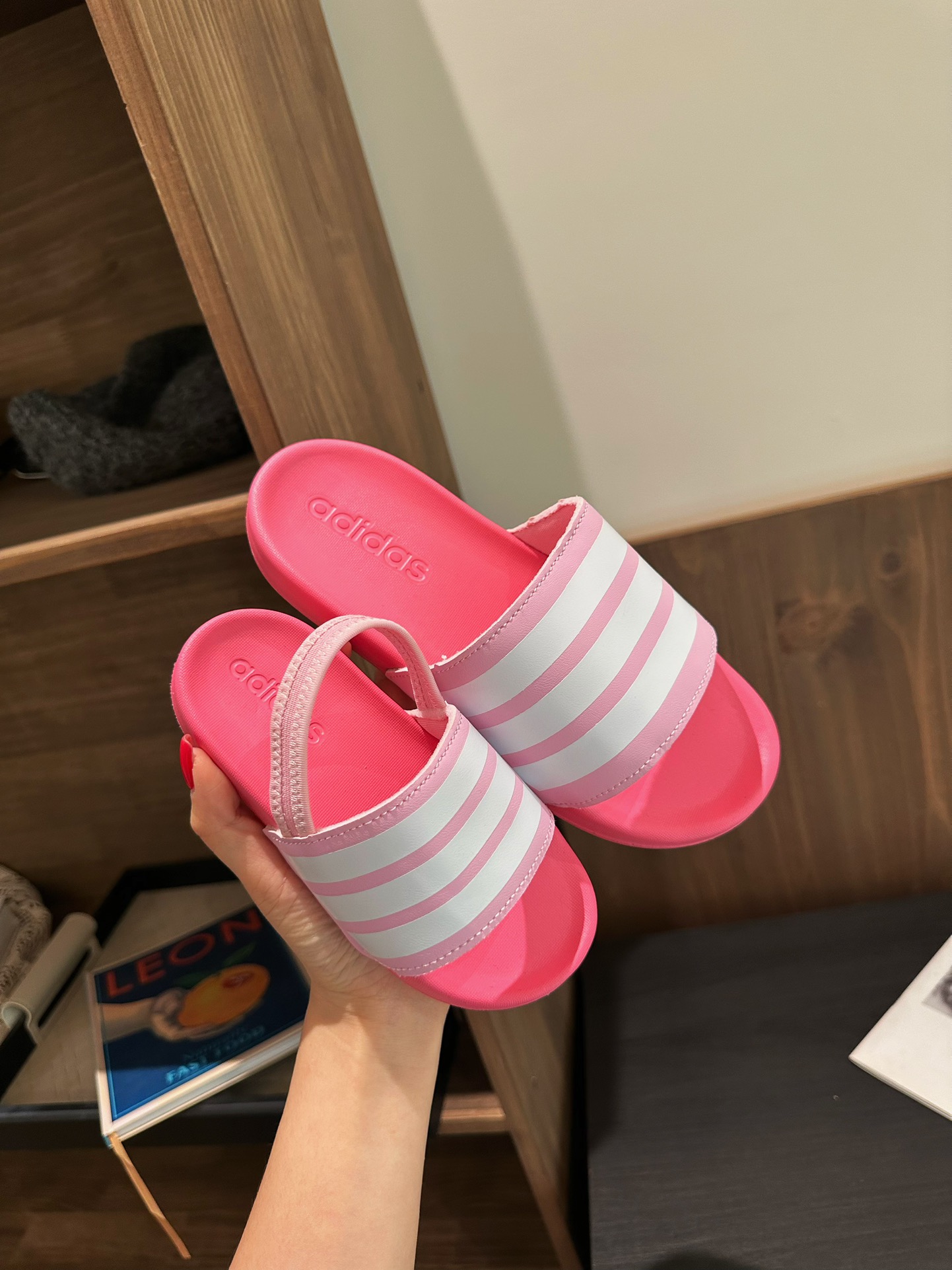 图片[3]-2025新款阿迪儿童一脚蹬拖鞋凉鞋亲子鞋沙滩鞋 尺码：22–35 童鞋 36-39码 百搭又不失时尚的三条纹 透气性强 舒适不闷脚☁️ 橡胶耐磨防滑大底，脚感超赞👍🏻 鞋底不薄不厚刚刚好哦 脚踩着的地方全部都是软软的哦 很适合你们暑假暴走 哪个夏天不穿拖鞋?? 夏天最百搭舒服的鞋子 真的超舒服 晚上出去买个东西 或者逛个超市啥的 又好看又舒服-选品中心