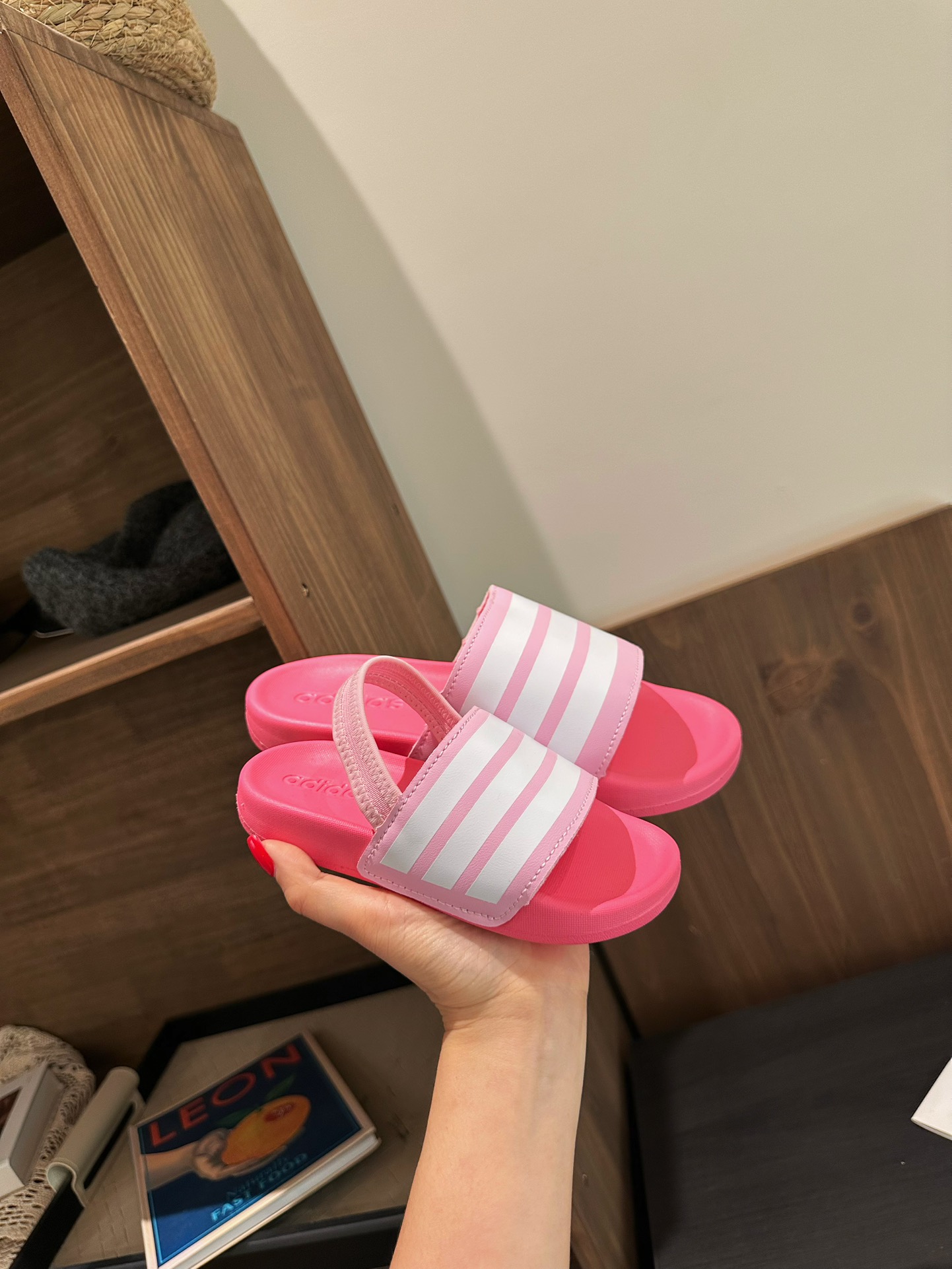 图片[2]-2025新款阿迪儿童一脚蹬拖鞋凉鞋亲子鞋沙滩鞋 尺码：22–35 童鞋 36-39码 百搭又不失时尚的三条纹 透气性强 舒适不闷脚☁️ 橡胶耐磨防滑大底，脚感超赞👍🏻 鞋底不薄不厚刚刚好哦 脚踩着的地方全部都是软软的哦 很适合你们暑假暴走 哪个夏天不穿拖鞋?? 夏天最百搭舒服的鞋子 真的超舒服 晚上出去买个东西 或者逛个超市啥的 又好看又舒服-选品中心