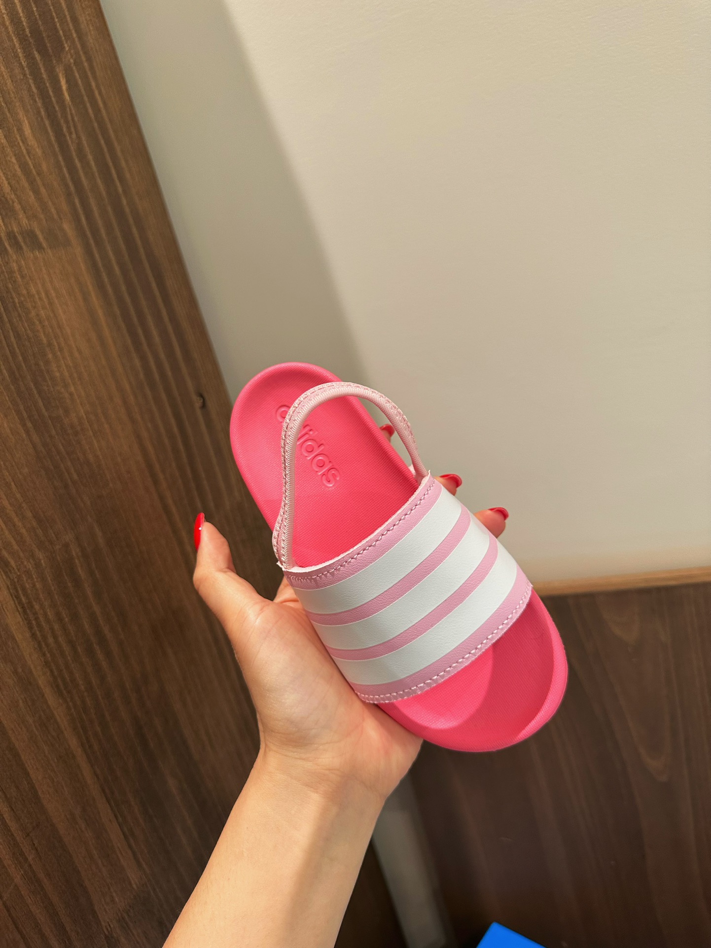 图片[5]-2025新款阿迪儿童一脚蹬拖鞋凉鞋亲子鞋沙滩鞋 尺码：22–35 童鞋 36-39码 百搭又不失时尚的三条纹 透气性强 舒适不闷脚☁️ 橡胶耐磨防滑大底，脚感超赞👍🏻 鞋底不薄不厚刚刚好哦 脚踩着的地方全部都是软软的哦 很适合你们暑假暴走 哪个夏天不穿拖鞋?? 夏天最百搭舒服的鞋子 真的超舒服 晚上出去买个东西 或者逛个超市啥的 又好看又舒服-选品中心