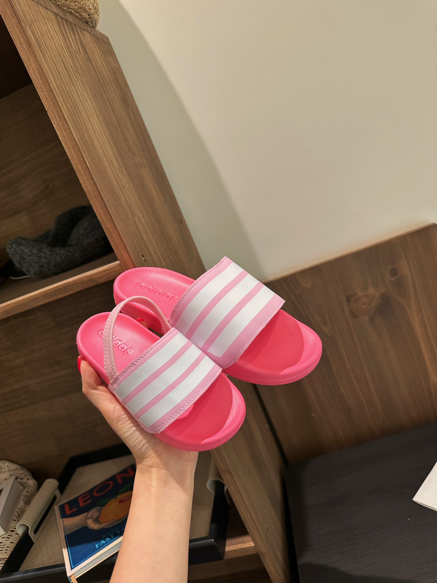 阿迪儿童一脚蹬拖鞋凉鞋亲子鞋沙滩鞋 22–35，36-39码 百搭又不失时尚的三条纹透气性强 舒适不闷脚☁️橡胶耐磨防滑大底，脚感超赞👍🏻-选品中心