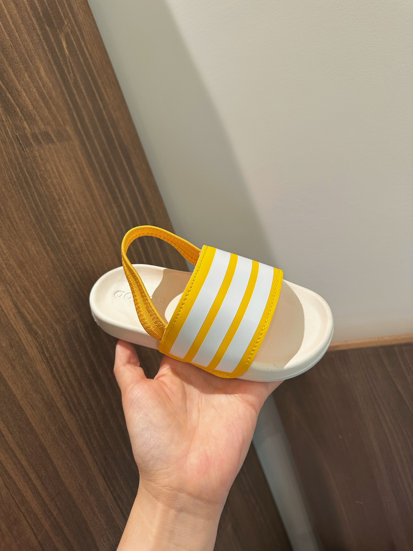 图片[9]-2025新款阿迪儿童一脚蹬拖鞋凉鞋亲子鞋沙滩鞋 尺码：22–35 童鞋 36-39码 百搭又不失时尚的三条纹 透气性强 舒适不闷脚☁️ 橡胶耐磨防滑大底，脚感超赞👍🏻 鞋底不薄不厚刚刚好哦 脚踩着的地方全部都是软软的哦 很适合你们暑假暴走-选品中心