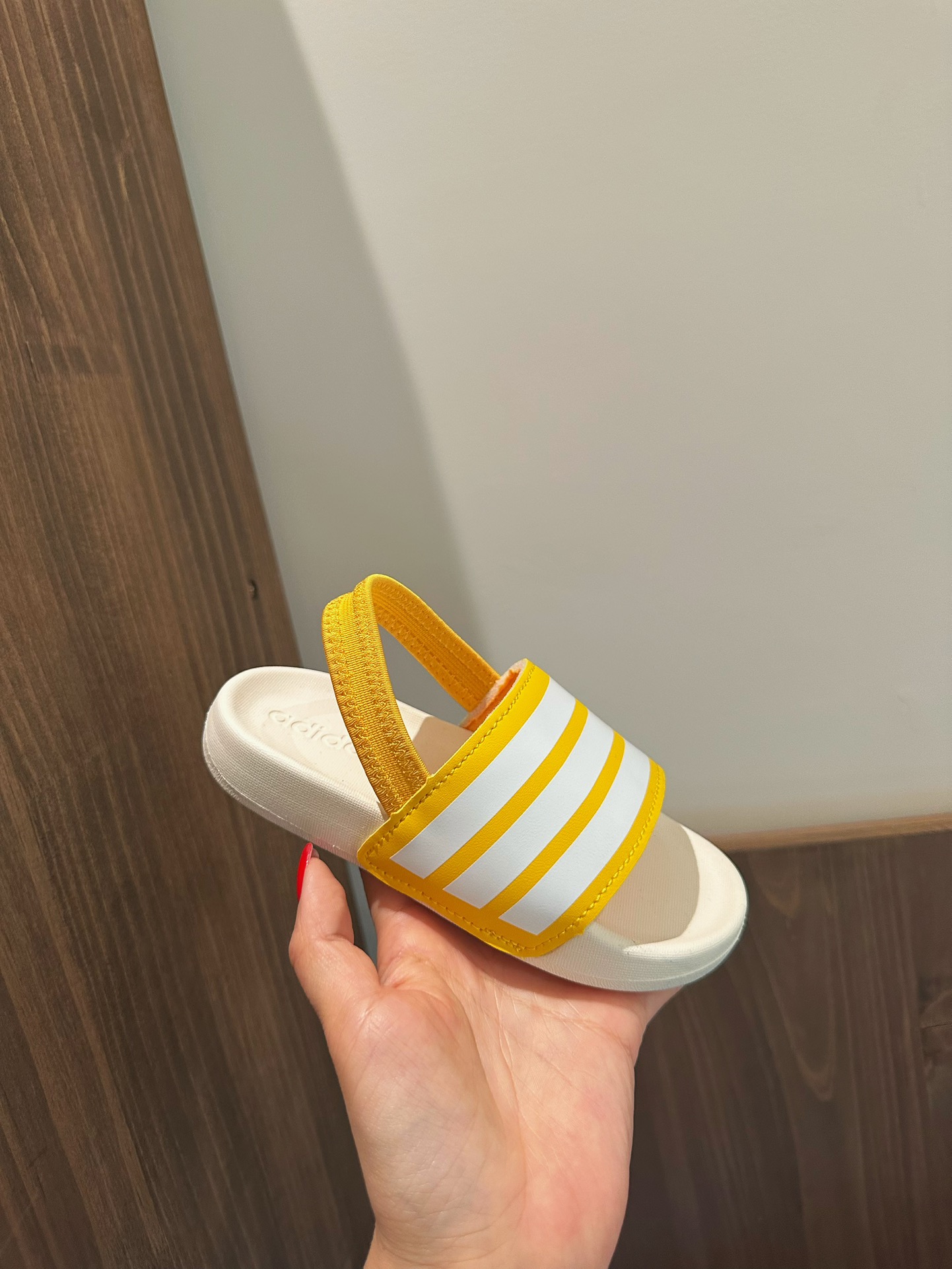 图片[6]-2025新款阿迪儿童一脚蹬拖鞋凉鞋亲子鞋沙滩鞋 尺码：22–35 童鞋 36-39码 百搭又不失时尚的三条纹 透气性强 舒适不闷脚☁️ 橡胶耐磨防滑大底，脚感超赞👍🏻 鞋底不薄不厚刚刚好哦 脚踩着的地方全部都是软软的哦 很适合你们暑假暴走-选品中心