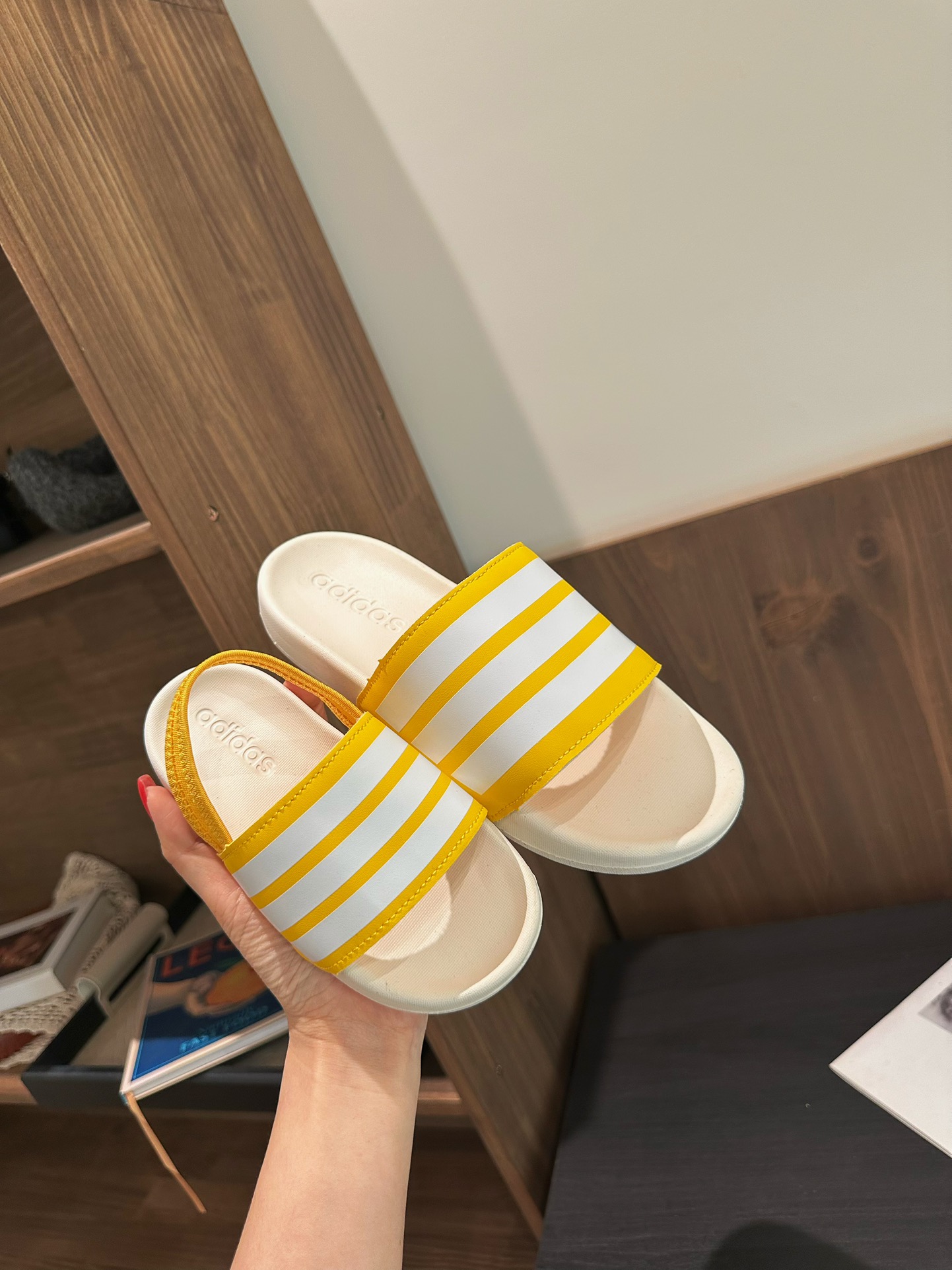 2025新款阿迪儿童一脚蹬拖鞋凉鞋亲子鞋沙滩鞋 尺码:22–35 童鞋 36-39码 百搭又不失时尚的三条纹 透气性强 舒适不闷脚☁️ 橡胶耐磨防滑大底,脚感超赞👍🏻 鞋底不薄不厚刚刚好哦 脚踩着的地方全部都是软软的哦 很适合你们暑假暴走-选品中心