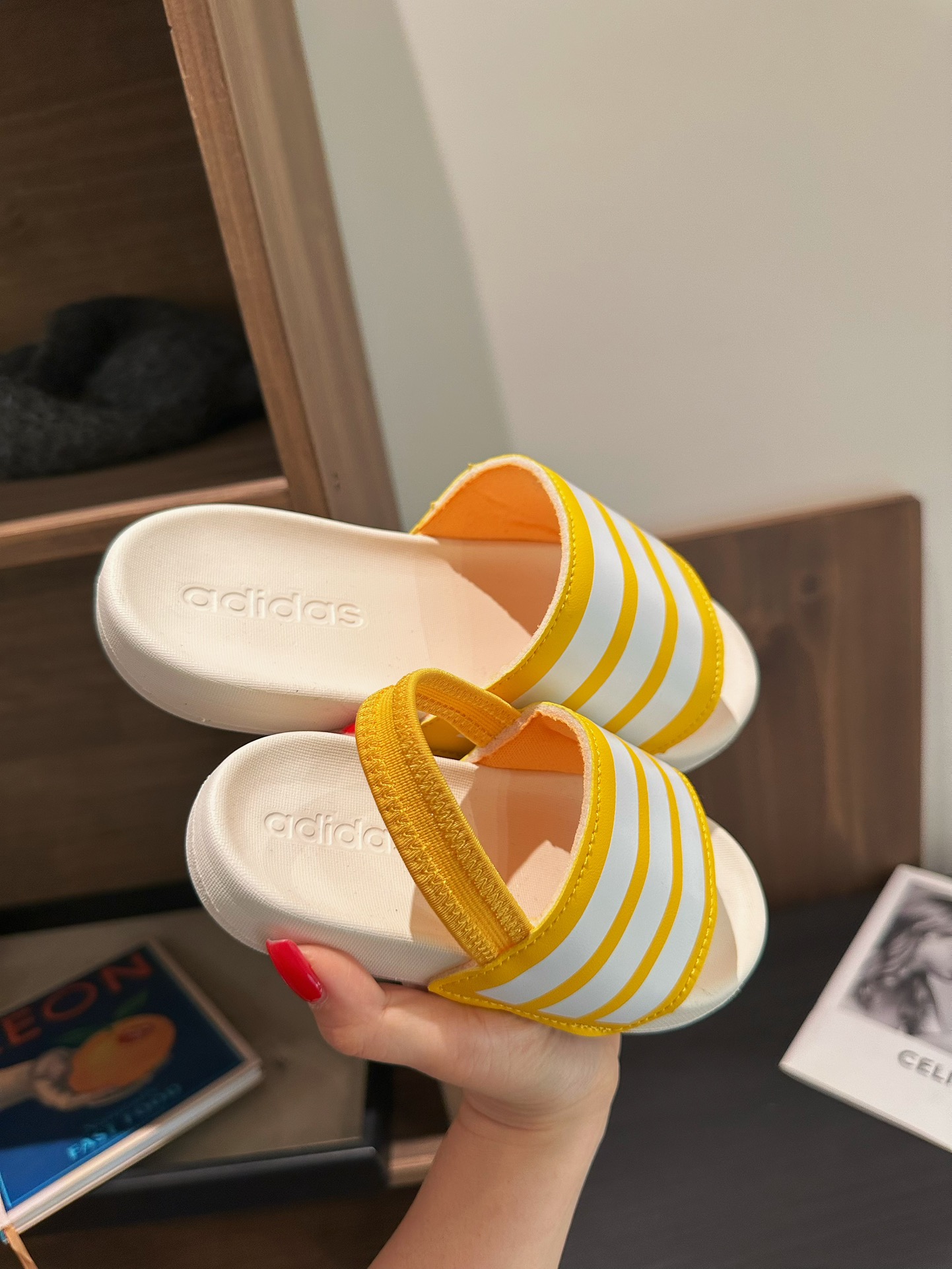 图片[2]-2025新款阿迪儿童一脚蹬拖鞋凉鞋亲子鞋沙滩鞋 尺码：22–35 童鞋 36-39码 百搭又不失时尚的三条纹 透气性强 舒适不闷脚☁️ 橡胶耐磨防滑大底，脚感超赞👍🏻 鞋底不薄不厚刚刚好哦 脚踩着的地方全部都是软软的哦 很适合你们暑假暴走-选品中心
