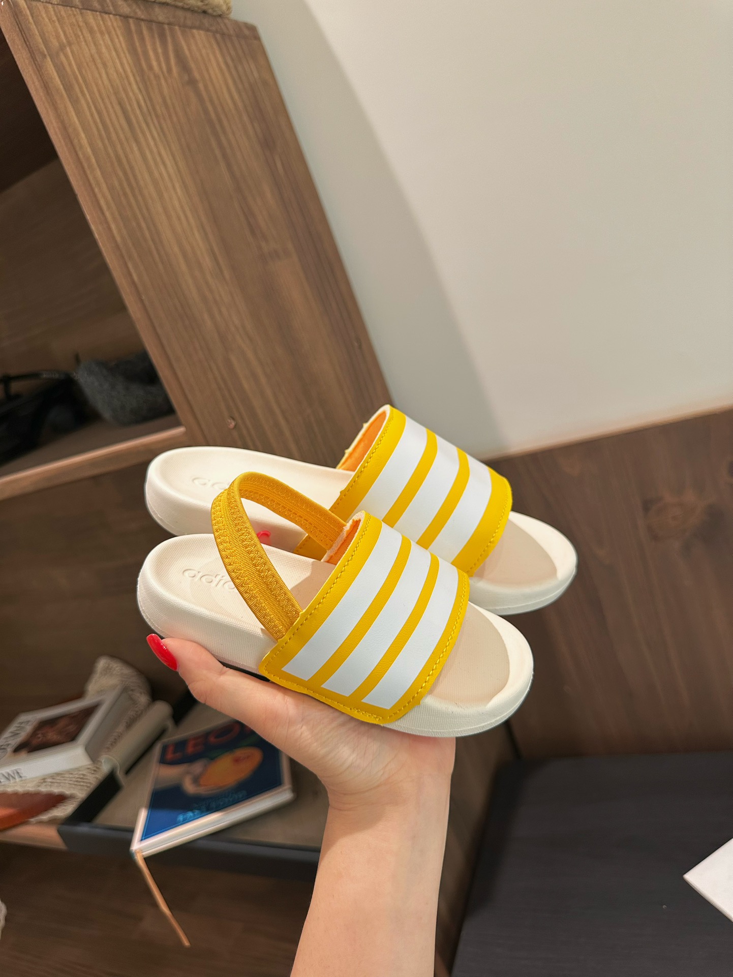 图片[4]-2025新款阿迪儿童一脚蹬拖鞋凉鞋亲子鞋沙滩鞋 尺码：22–35 童鞋 36-39码 百搭又不失时尚的三条纹 透气性强 舒适不闷脚☁️ 橡胶耐磨防滑大底，脚感超赞👍🏻 鞋底不薄不厚刚刚好哦 脚踩着的地方全部都是软软的哦 很适合你们暑假暴走-选品中心