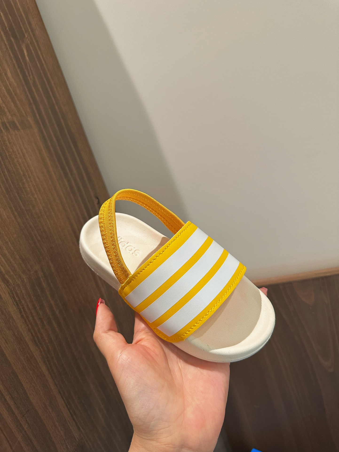 图片[7]-2025新款阿迪儿童一脚蹬拖鞋凉鞋亲子鞋沙滩鞋 尺码：22–35 童鞋 36-39码 百搭又不失时尚的三条纹 透气性强 舒适不闷脚☁️ 橡胶耐磨防滑大底，脚感超赞👍🏻 鞋底不薄不厚刚刚好哦 脚踩着的地方全部都是软软的哦 很适合你们暑假暴走-选品中心
