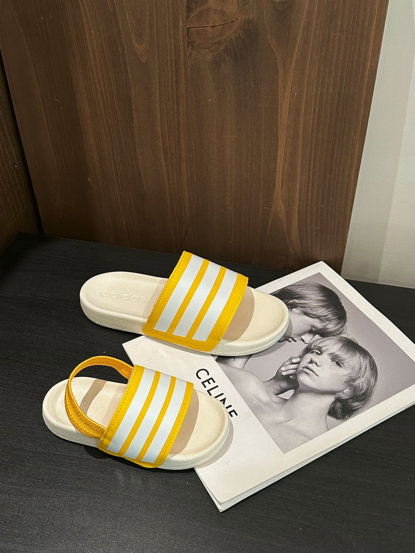 图片[3]-2025新款阿迪儿童一脚蹬拖鞋凉鞋亲子鞋沙滩鞋 尺码：22–35 童鞋 36-39码 百搭又不失时尚的三条纹 透气性强 舒适不闷脚☁️ 橡胶耐磨防滑大底，脚感超赞👍🏻 鞋底不薄不厚刚刚好哦 脚踩着的地方全部都是软软的哦 很适合你们暑假暴走-选品中心