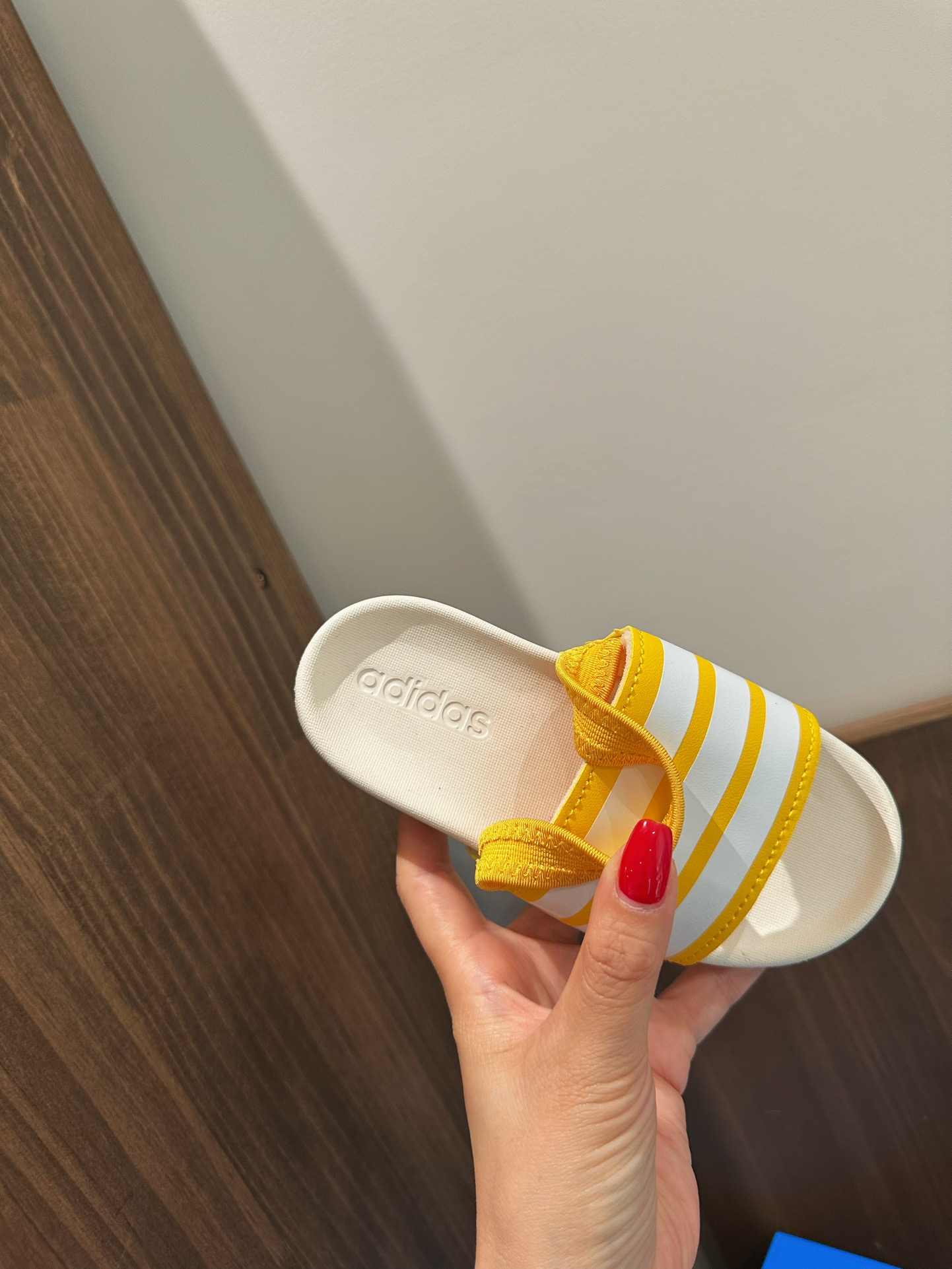 图片[8]-2025新款阿迪儿童一脚蹬拖鞋凉鞋亲子鞋沙滩鞋 尺码：22–35 童鞋 36-39码 百搭又不失时尚的三条纹 透气性强 舒适不闷脚☁️ 橡胶耐磨防滑大底，脚感超赞👍🏻 鞋底不薄不厚刚刚好哦 脚踩着的地方全部都是软软的哦 很适合你们暑假暴走-选品中心