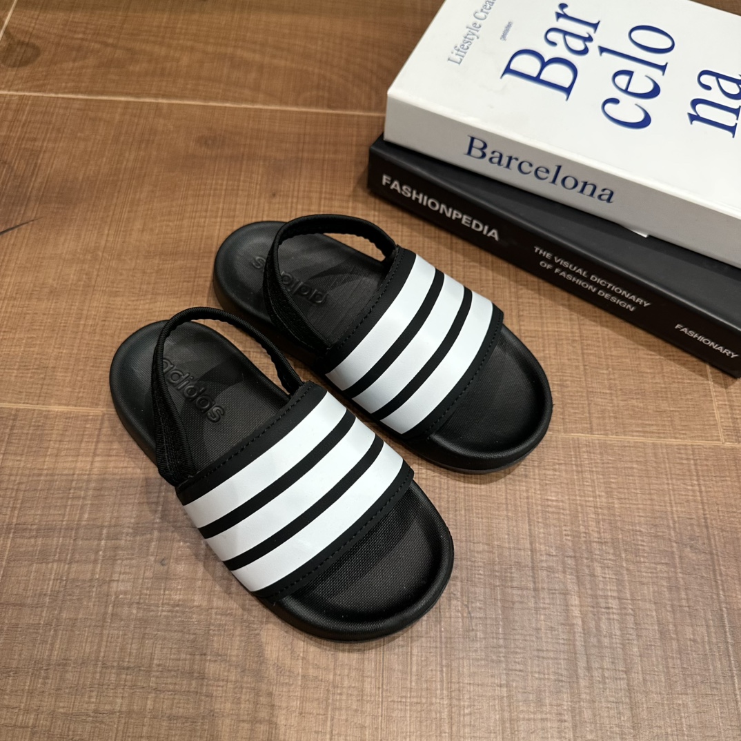 图片[8]-2025新款阿迪儿童一脚蹬拖鞋凉鞋亲子鞋沙滩鞋 尺码：22–35 童鞋 36-39码 百搭又不失时尚的三条纹 透气性强 舒适不闷脚☁️ 橡胶耐磨防滑大底，脚感超赞👍🏻 鞋底不薄不厚刚刚好哦 脚踩着的地方全部都是软软的哦 很适合你们暑假暴走 颜值天花板【👟 𝐀𝐝𝐢𝐝𝐚𝐬 亲子拖鞋看一眼就爱了❤️ 必备的懒人鞋，搭配什么都好看❗ 轻、软、舒适、无感、可外穿❗ ❗️-选品中心