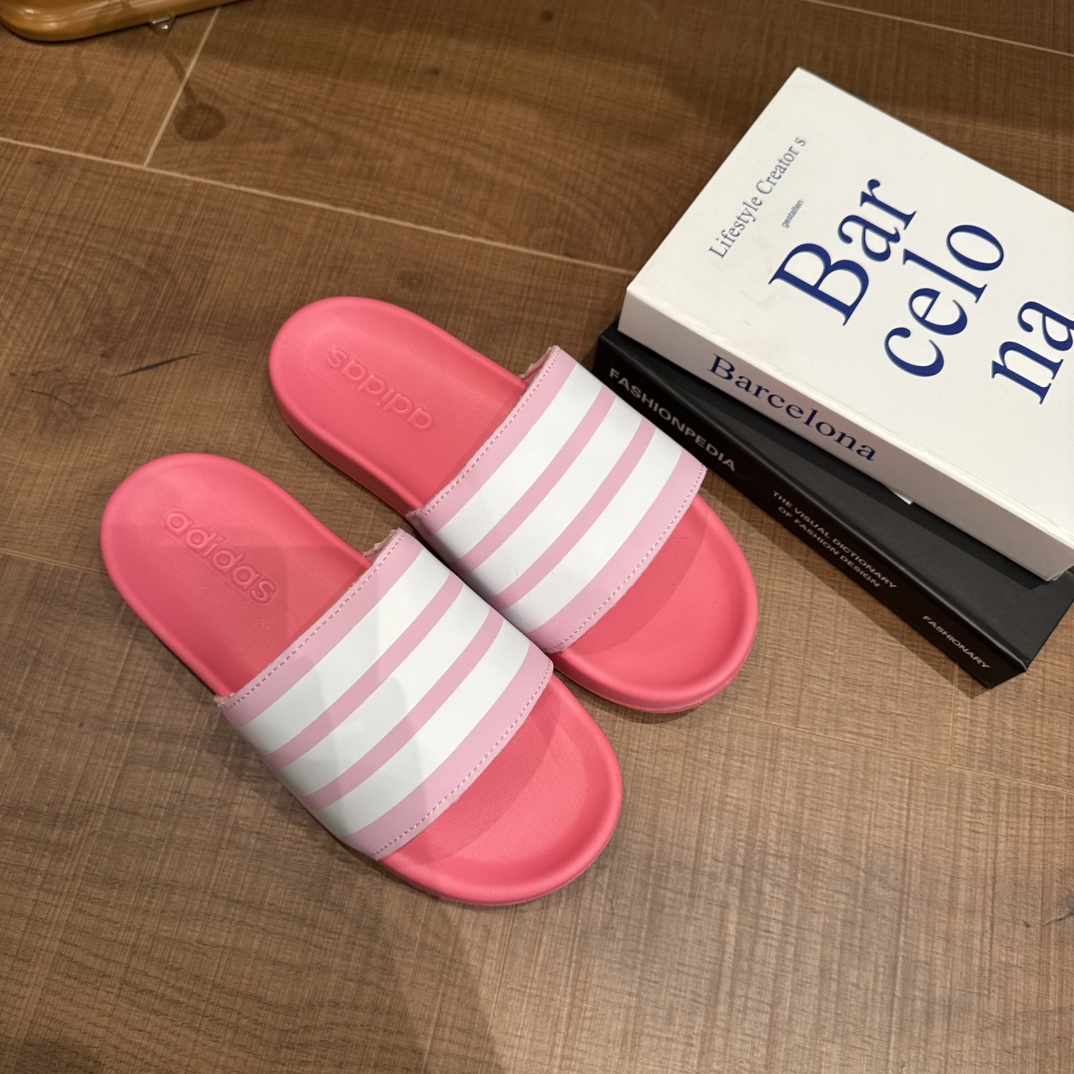 2025新款阿迪儿童一脚蹬拖鞋凉鞋亲子鞋沙滩鞋 尺码：22–35 童鞋 36-39码 百搭又不失时尚的三条纹 透气性强 舒适不闷脚☁️ 橡胶耐磨防滑大底，脚感超赞👍🏻 鞋底不薄不厚刚刚好哦 脚踩着的地方全部都是软软的哦 很适合你们暑假暴走 颜值天花板【👟 𝐀𝐝𝐢𝐝𝐚𝐬 亲子拖鞋看一眼就爱了❤️ 必备的懒人鞋，搭配什么都好看❗ 轻、软、舒适、无感、可外穿❗ ❗️-选品中心