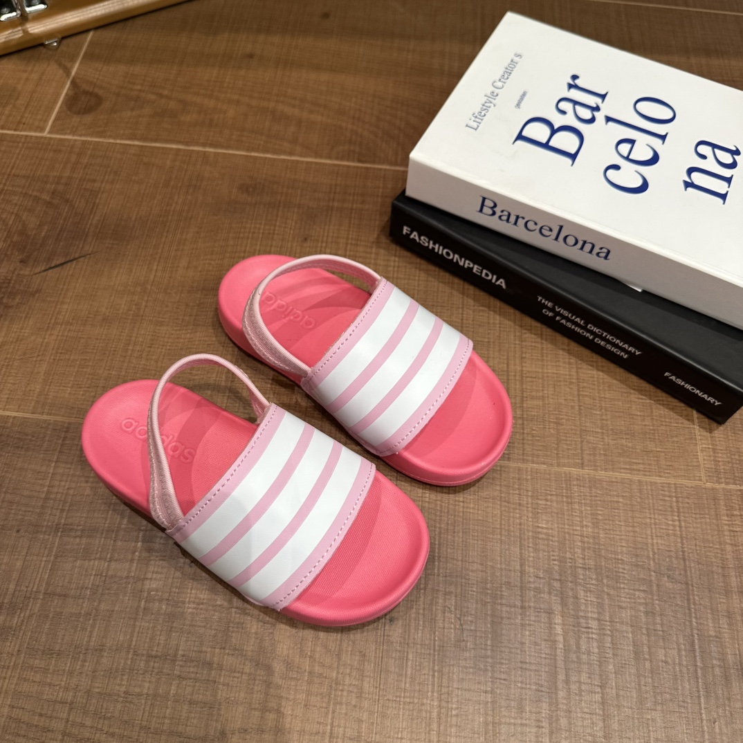 图片[6]-2025新款阿迪儿童一脚蹬拖鞋凉鞋亲子鞋沙滩鞋 尺码：22–35 童鞋 36-39码 百搭又不失时尚的三条纹 透气性强 舒适不闷脚☁️ 橡胶耐磨防滑大底，脚感超赞👍🏻 鞋底不薄不厚刚刚好哦 脚踩着的地方全部都是软软的哦 很适合你们暑假暴走 颜值天花板【👟 𝐀𝐝𝐢𝐝𝐚𝐬 亲子拖鞋看一眼就爱了❤️ 必备的懒人鞋，搭配什么都好看❗ 轻、软、舒适、无感、可外穿❗ ❗️-选品中心