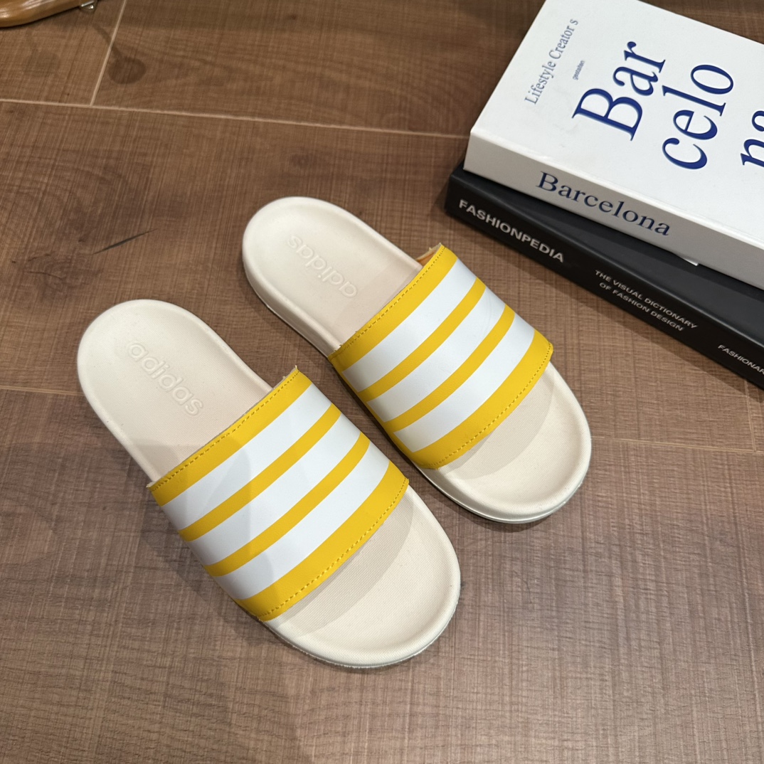 图片[3]-2025新款阿迪儿童一脚蹬拖鞋凉鞋亲子鞋沙滩鞋 尺码：22–35 童鞋 36-39码 百搭又不失时尚的三条纹 透气性强 舒适不闷脚☁️ 橡胶耐磨防滑大底，脚感超赞👍🏻 鞋底不薄不厚刚刚好哦 脚踩着的地方全部都是软软的哦 很适合你们暑假暴走 颜值天花板【👟 𝐀𝐝𝐢𝐝𝐚𝐬 亲子拖鞋看一眼就爱了❤️ 必备的懒人鞋，搭配什么都好看❗ 轻、软、舒适、无感、可外穿❗ ❗️-选品中心