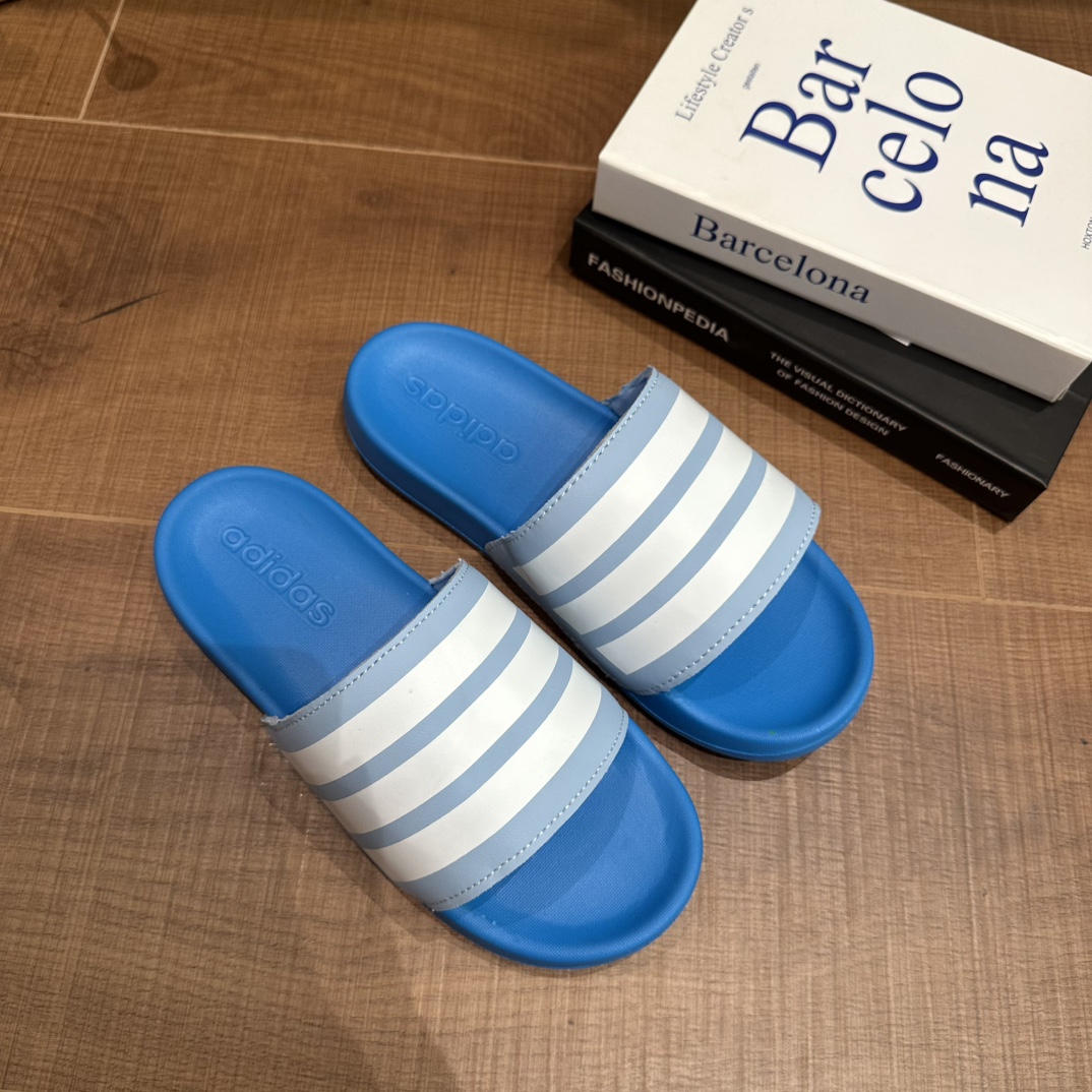 图片[2]-2025新款阿迪儿童一脚蹬拖鞋凉鞋亲子鞋沙滩鞋 尺码：22–35 童鞋 36-39码 百搭又不失时尚的三条纹 透气性强 舒适不闷脚☁️ 橡胶耐磨防滑大底，脚感超赞👍🏻 鞋底不薄不厚刚刚好哦 脚踩着的地方全部都是软软的哦 很适合你们暑假暴走 颜值天花板【👟 𝐀𝐝𝐢𝐝𝐚𝐬 亲子拖鞋看一眼就爱了❤️ 必备的懒人鞋，搭配什么都好看❗ 轻、软、舒适、无感、可外穿❗ ❗️-选品中心