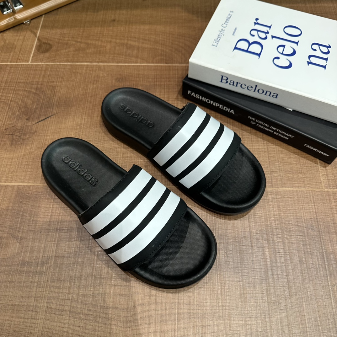 图片[4]-2025新款阿迪儿童一脚蹬拖鞋凉鞋亲子鞋沙滩鞋 尺码：22–35 童鞋 36-39码 百搭又不失时尚的三条纹 透气性强 舒适不闷脚☁️ 橡胶耐磨防滑大底，脚感超赞👍🏻 鞋底不薄不厚刚刚好哦 脚踩着的地方全部都是软软的哦 很适合你们暑假暴走 颜值天花板【👟 𝐀𝐝𝐢𝐝𝐚𝐬 亲子拖鞋看一眼就爱了❤️ 必备的懒人鞋，搭配什么都好看❗ 轻、软、舒适、无感、可外穿❗ ❗️-选品中心