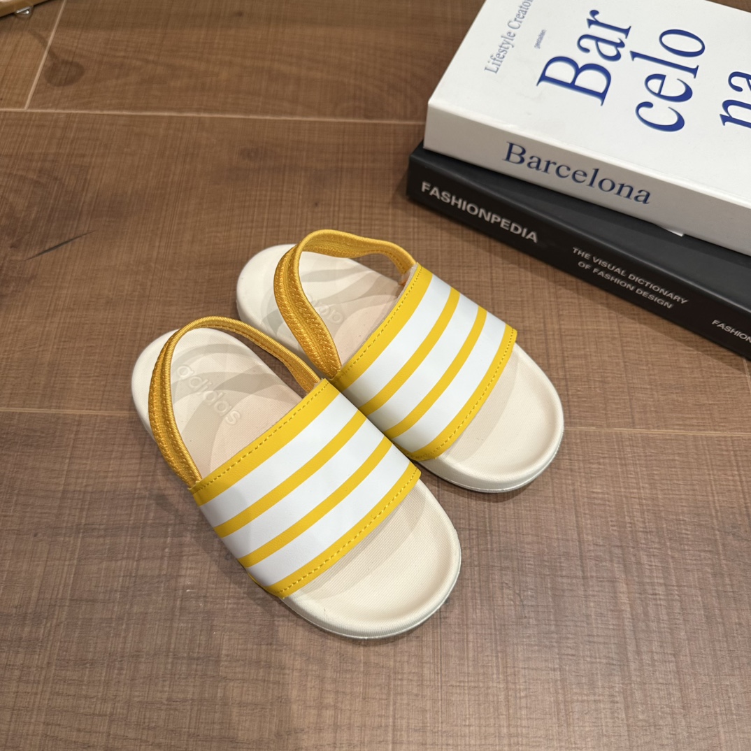 图片[5]-2025新款阿迪儿童一脚蹬拖鞋凉鞋亲子鞋沙滩鞋 尺码：22–35 童鞋 36-39码 百搭又不失时尚的三条纹 透气性强 舒适不闷脚☁️ 橡胶耐磨防滑大底，脚感超赞👍🏻 鞋底不薄不厚刚刚好哦 脚踩着的地方全部都是软软的哦 很适合你们暑假暴走 颜值天花板【👟 𝐀𝐝𝐢𝐝𝐚𝐬 亲子拖鞋看一眼就爱了❤️ 必备的懒人鞋，搭配什么都好看❗ 轻、软、舒适、无感、可外穿❗ ❗️-选品中心