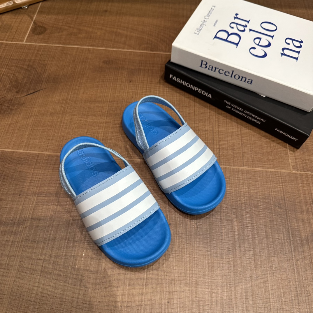 图片[7]-2025新款阿迪儿童一脚蹬拖鞋凉鞋亲子鞋沙滩鞋 尺码：22–35 童鞋 36-39码 百搭又不失时尚的三条纹 透气性强 舒适不闷脚☁️ 橡胶耐磨防滑大底，脚感超赞👍🏻 鞋底不薄不厚刚刚好哦 脚踩着的地方全部都是软软的哦 很适合你们暑假暴走 颜值天花板【👟 𝐀𝐝𝐢𝐝𝐚𝐬 亲子拖鞋看一眼就爱了❤️ 必备的懒人鞋，搭配什么都好看❗ 轻、软、舒适、无感、可外穿❗ ❗️-选品中心