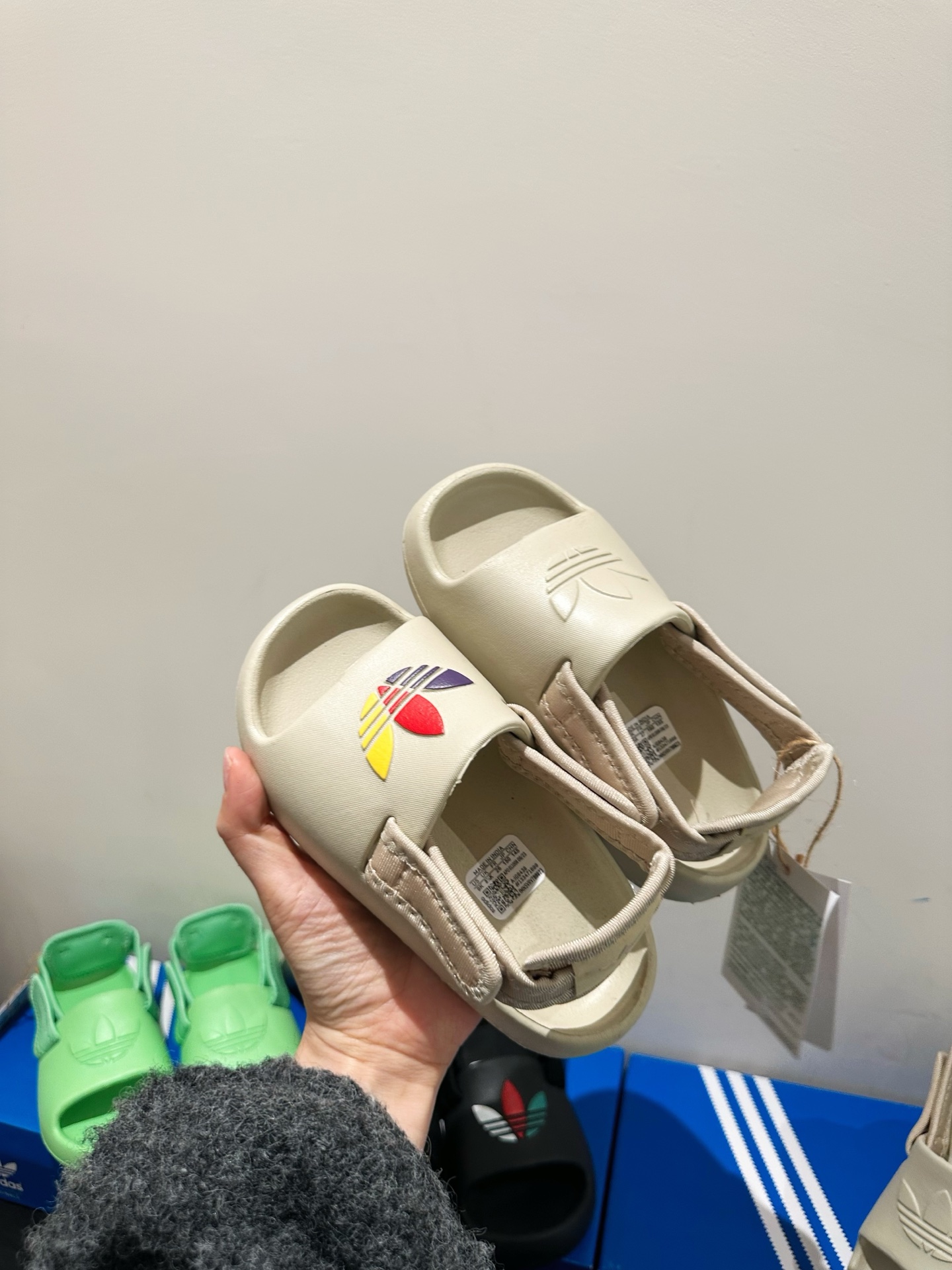 Diseño de zapatos Crocs, talón desmontable, dos usos muy prácticos ❤️ Los accesorios se pueden quitar por sep…