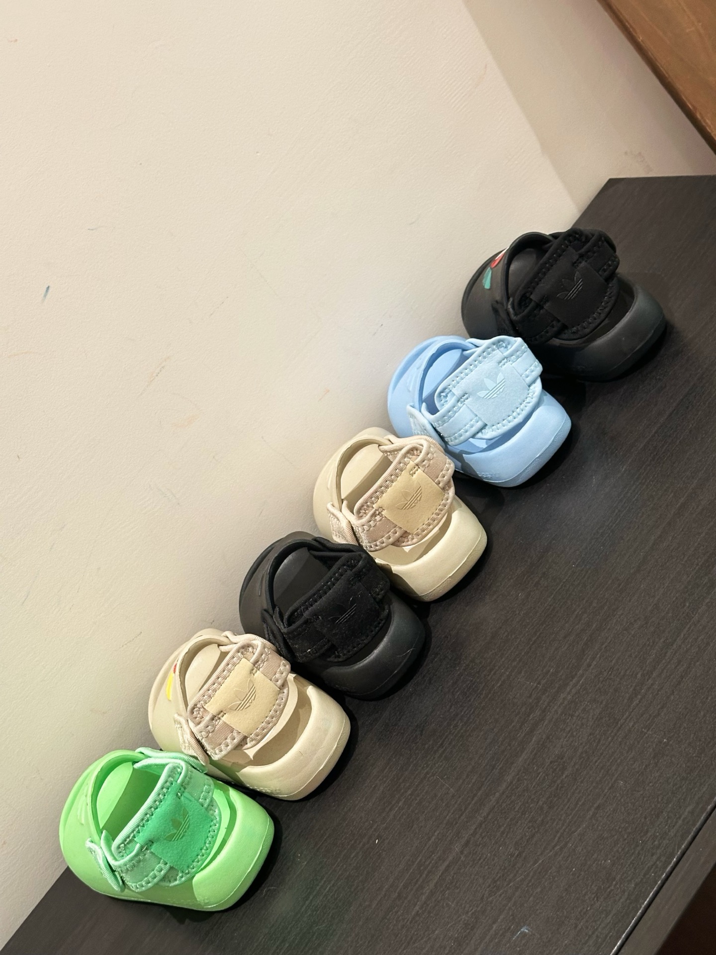 一双两穿凉鞋，能搞定所有搭配 幼儿园、出游、派对全hold住！ 耐脏不挑衣，宝妈省心之选～