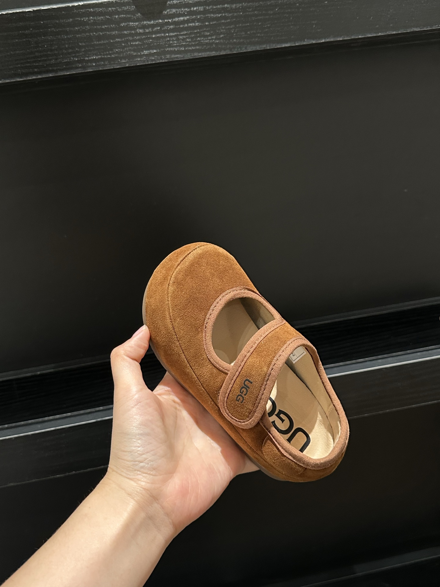 NO:811530,Brown color, comes with a retro soft old money filter, soft latex pads, and a lazy feel that is directly welded to the feet. The retro tone is versatile in all seasons and looks good with anything!  ,UGG Mary Jane,mary jane,19860909咖啡色 自带复古柔老钱滤镜 软乎乎的乳胶垫, 慵懒感直接焊死在脚上 四季百搭的复古调,配什么都好看！,UGG玛丽珍,mary jane,,Children's
